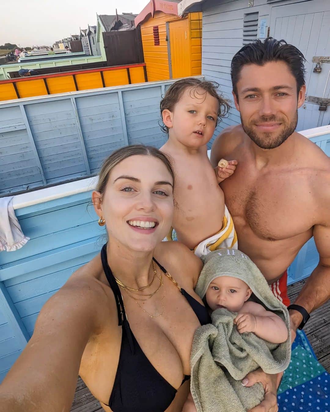 Ashley Jamesさんのインスタグラム写真 - (Ashley JamesInstagram)「Little family beach day for Tommy's birthday was the perfect way to end of this amazing summer weather. ✨💙☀️  Swipe all the way to the end to see the reality of my Postnatal body when it's unposed - I think it's so important to show my body being a body. I am still so grateful and love it for bringing me my babies and it's still recovering. I treat it with kindness and patience. 🙏  I hope you all had a nice weekend. 🙏」9月11日 5時27分 - ashleylouisejames