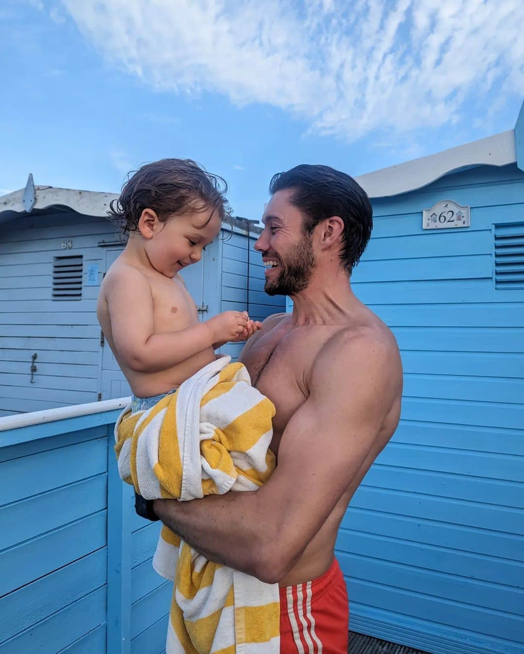 Ashley Jamesさんのインスタグラム写真 - (Ashley JamesInstagram)「Little family beach day for Tommy's birthday was the perfect way to end of this amazing summer weather. ✨💙☀️  Swipe all the way to the end to see the reality of my Postnatal body when it's unposed - I think it's so important to show my body being a body. I am still so grateful and love it for bringing me my babies and it's still recovering. I treat it with kindness and patience. 🙏  I hope you all had a nice weekend. 🙏」9月11日 5時27分 - ashleylouisejames