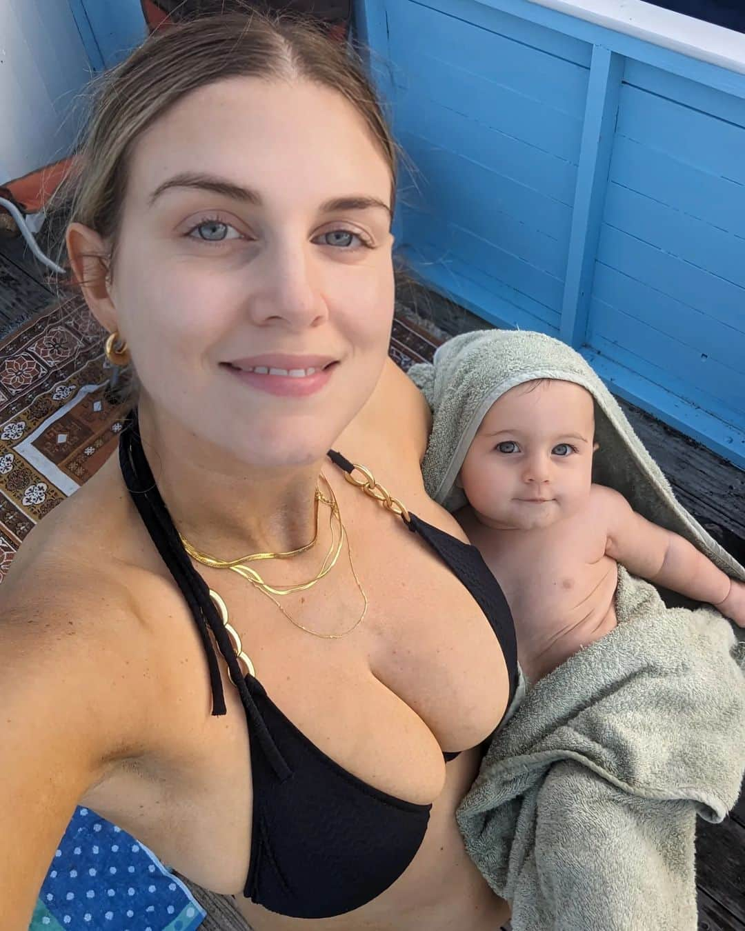 Ashley Jamesさんのインスタグラム写真 - (Ashley JamesInstagram)「Little family beach day for Tommy's birthday was the perfect way to end of this amazing summer weather. ✨💙☀️  Swipe all the way to the end to see the reality of my Postnatal body when it's unposed - I think it's so important to show my body being a body. I am still so grateful and love it for bringing me my babies and it's still recovering. I treat it with kindness and patience. 🙏  I hope you all had a nice weekend. 🙏」9月11日 5時27分 - ashleylouisejames