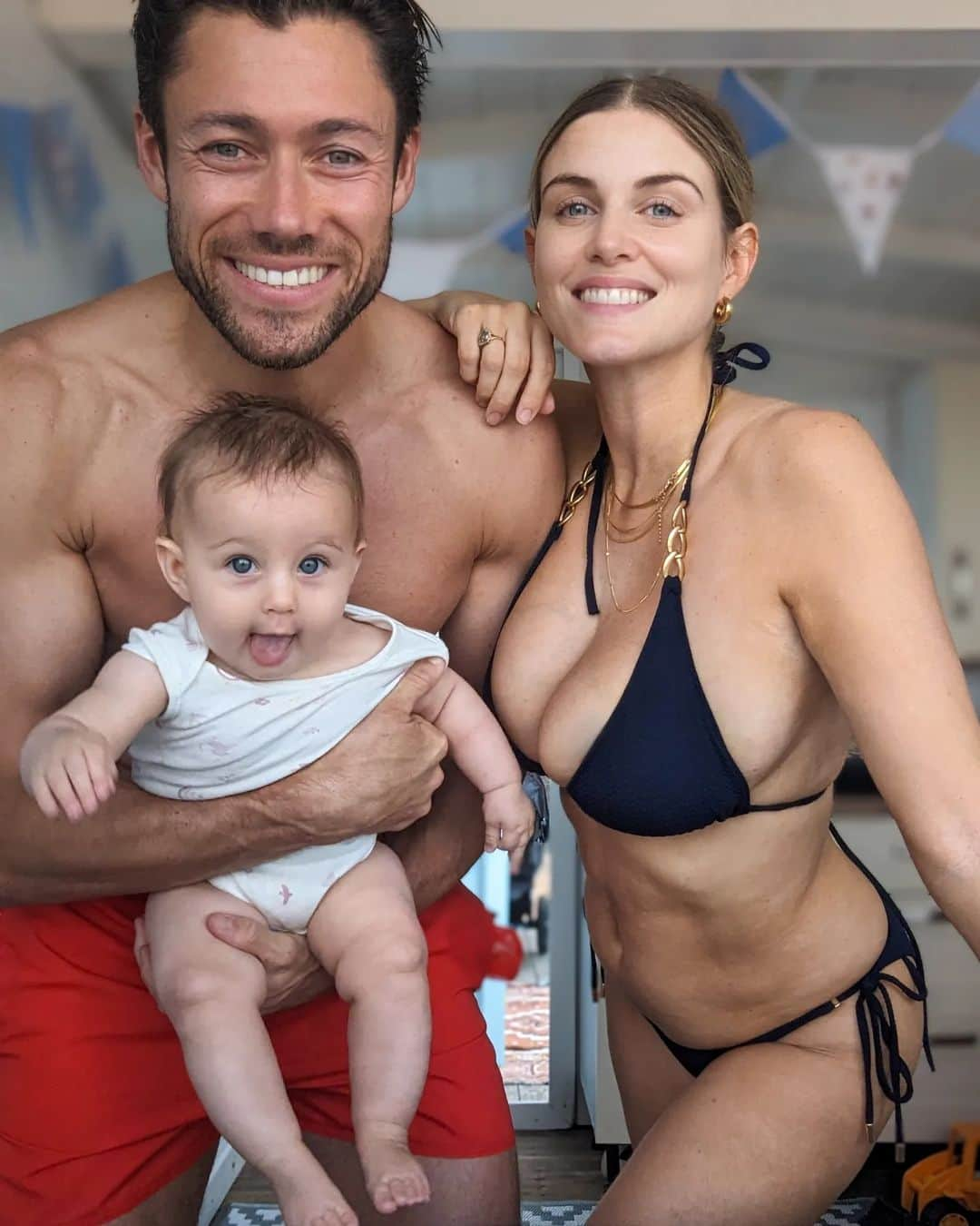 Ashley Jamesさんのインスタグラム写真 - (Ashley JamesInstagram)「Little family beach day for Tommy's birthday was the perfect way to end of this amazing summer weather. ✨💙☀️  Swipe all the way to the end to see the reality of my Postnatal body when it's unposed - I think it's so important to show my body being a body. I am still so grateful and love it for bringing me my babies and it's still recovering. I treat it with kindness and patience. 🙏  I hope you all had a nice weekend. 🙏」9月11日 5時27分 - ashleylouisejames