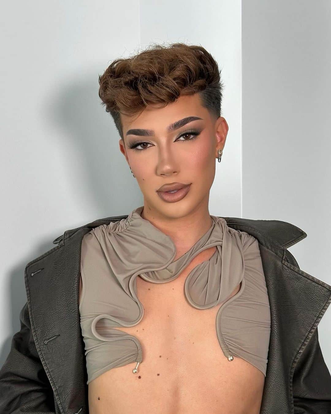 ジェームス・チャールズさんのインスタグラム写真 (ジェームス・チャールズInstagram)「boys can wear dresses