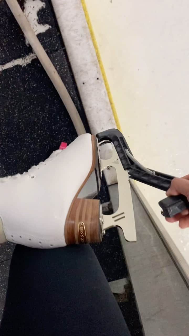サラ・ウルタドのインスタグラム：「This moments✨  Gracias @chhuarte por la confianza🫂⛸️ Esto es un pequeño “detrás de cámara” de un finde intenso trabajando para crear nuevas coreografías para estas patinadoras 💌 No os podéis imaginar todo el trabajo que hay detrás de 3 minutos de programa antes de una competición… Elsa, Naiara, Aitana… Os he cogido cariño🫶🏼 Mucho ánimo con la temporada, recordad que con cada esfuerzo estáis un paso más cerca de la patinadora de vuestros sueños.   Pd: Cada vez me gusta más Pamplona 🙌🏻🥳 …Y no hay vídeo de Elsa porque anduvimos demasiado metidas en el trabajo 😂🤭」