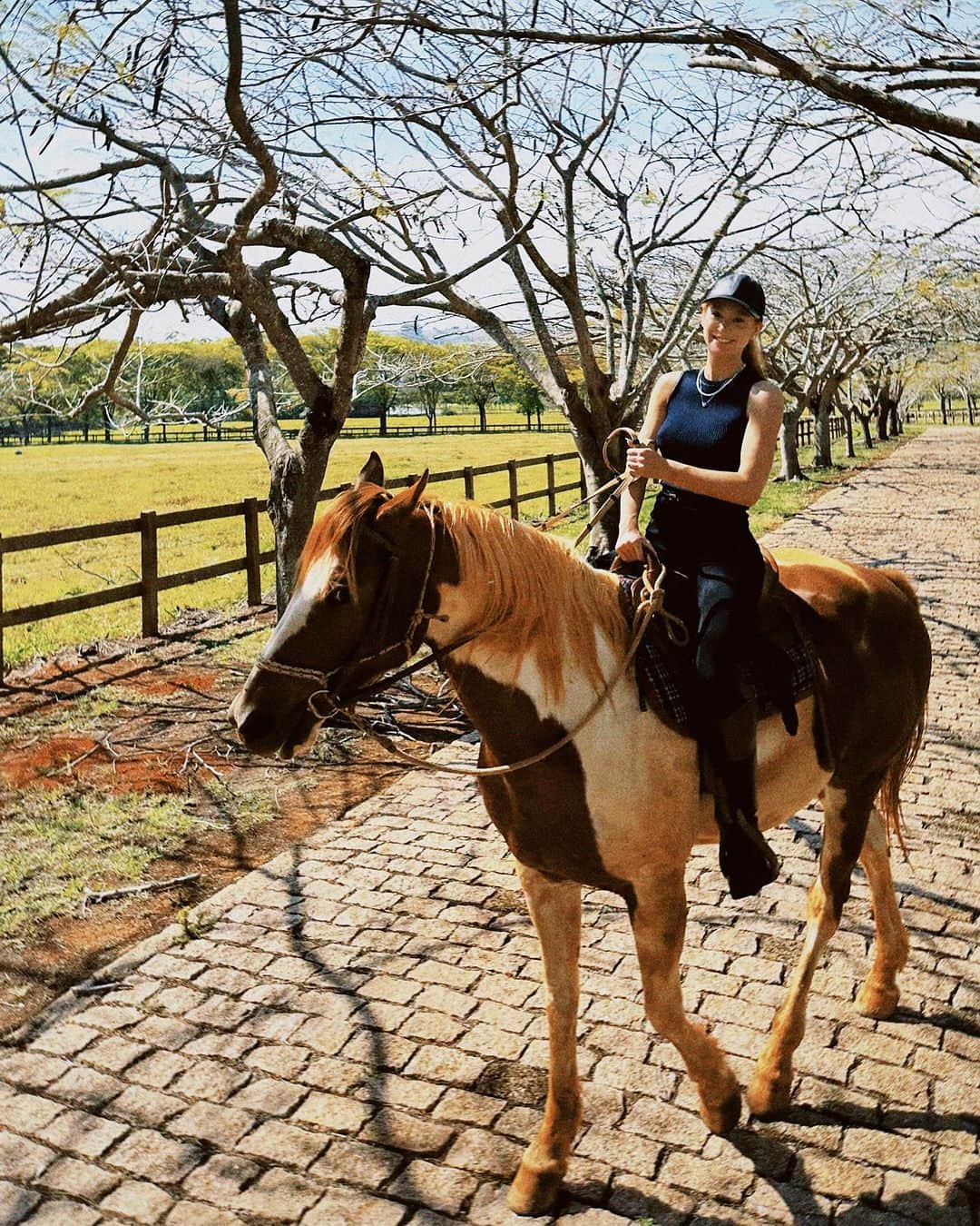 マリーナルイバルボサのインスタグラム：「Farm days 🐎♥️🍂」