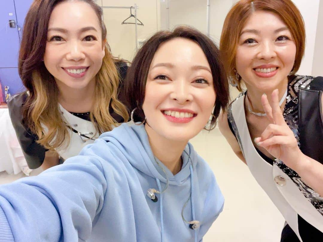 市井紗耶香さんのインスタグラム写真 - (市井紗耶香Instagram)「. 東京・国立代々木第一体育館で開催された 「Hello! Project25thANNIVERSARY CONCERT」無事終了しました。  ご来場頂いた皆さん、これまで応援していただいているファンの皆さん、スタッフの皆さん、家族、すべての方に沢山の感謝を申し上げます。 ありがとうございます。  25年の月日が経ちました。  これまで色々な人生を積み重ねてきましたが私の中心となるのは常に、モーニング娘。という大きな母船でした。14歳でデビューをして一夜にして人生が動き出し、時に厳しく、けれど輝かしい時間...😌  濃密な時間をメンバーと共に過ごせた時間はかけがえのないたからものです。  つんくさん、夏先生にご指導いただいた表現する楽しさ、喜びはこれから先も生き続けていきます。 夏先生、きっと観ていてくれましたよね…💫  そしてその大きなやさしさと愛は 次の世代へつなぎ、大切に紡いでいきたいと思います。  どうぞこれからも変わらず ハロー！プロジェクトの活動を応援いただけますと嬉しいです。  25周年、 きっとこれから先も…🌏  ハロプロ 最高、最強でしょ❤️  #モーニング娘 #ハロープロジェクト #ハロプロ #25周年 #anniversary #HelloProject25thANNIVERSARYCONCERT #allforone #oneforall #サマーナイトタウン #つんく さん  #夏まゆみ 先生 #最高 #最強 #代々木第一体育館 #ありがとう #市井紗耶香 みんなと撮った写真載せきれないから 何回かに分けてアップするね🩵」9月11日 5時41分 - sayakaichii