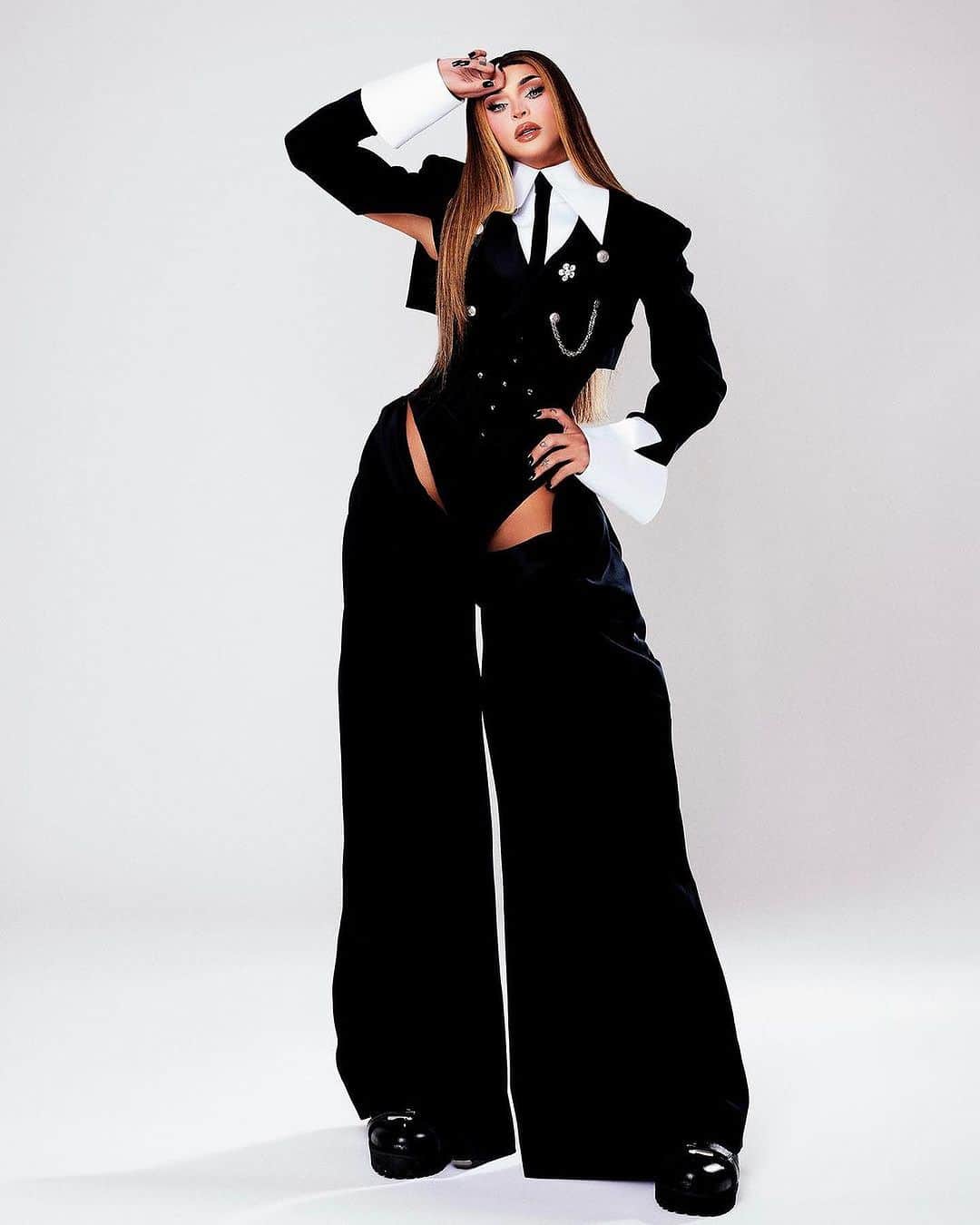 ELLE Brasilのインスタグラム：「VittaaaaAr! @pabllovittar — e banda! — acaba de subir ao palco do The Town com look de @leodiborges e styling de @vitferreira. Difícil não se lembrar do icônico figurino da turnê Blond Ambition de @madonna. Assinado por @jeanpaulgaulgier, os looks da artista estadunidense mesclavam elementos tidos como femininos e masculinos, entrando para a história da cultura pop. Quem tem referência tem tudo!」