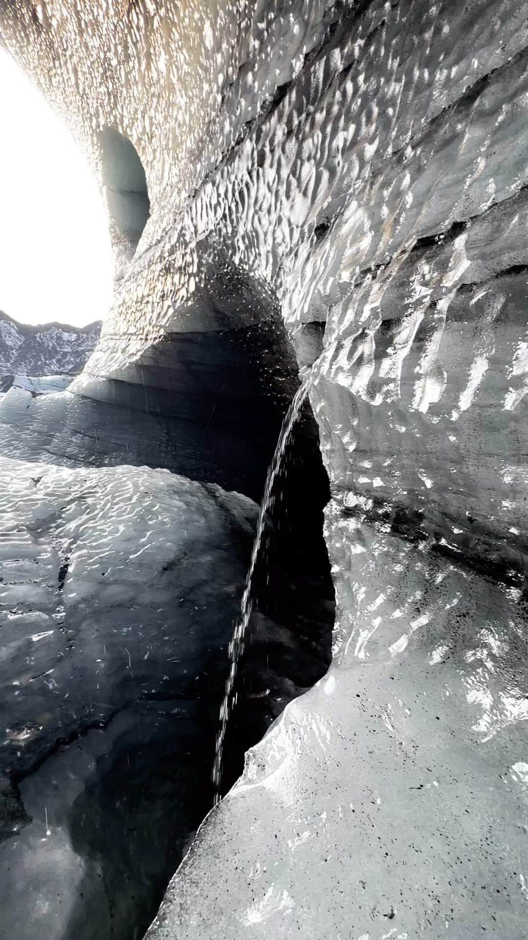 クリス・バーカードのインスタグラム：「I wonder how long this one will last. Ice caves are ever changing… shrinking, cracking, expanding. Probably the most noticeable sign that the glacial is quickly evolving. I’ve never regretted a trip to a cave. I’m my humble opinion it’s the most foreign experience you can have as a human to be surrounded by ice.   @txlfilms @southcoast_adventure」