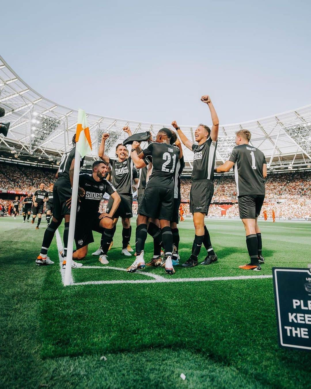 YouTubeさんのインスタグラム写真 - (YouTubeInstagram)「the best charity match yet. top day, top play, top vibes ❤️ 🏆 @sidemen」9月11日 6時01分 - youtube