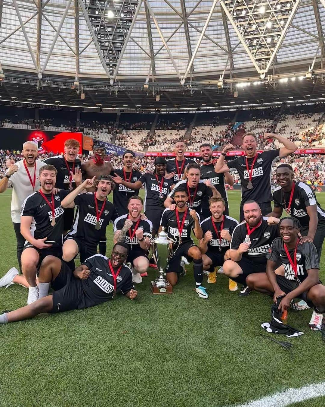 YouTubeさんのインスタグラム写真 - (YouTubeInstagram)「the best charity match yet. top day, top play, top vibes ❤️ 🏆 @sidemen」9月11日 6時01分 - youtube