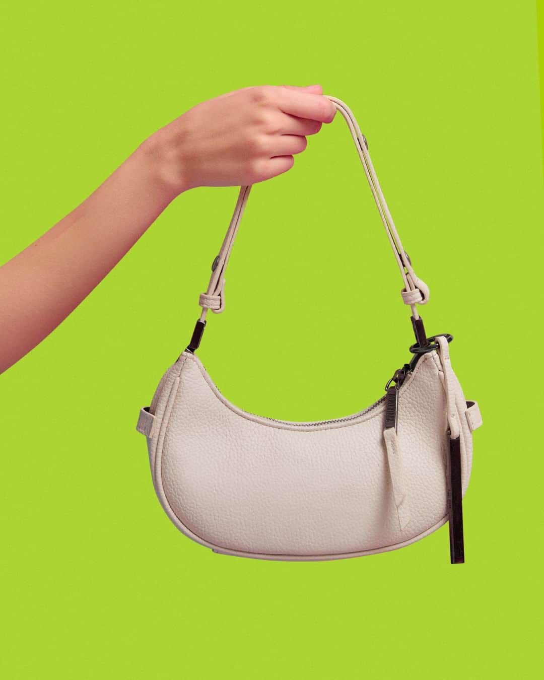Santa Lollaのインスタグラム：「A bag meia lua faz parte do ranking das bolsas mais estilosas da coleção. Com design orgânico e alça que possibilita o uso de diversas formas, o modelo promete elevar qualquer look. Escolha a sua cor preferida e arrase! [ R$249,90 cada ] #santalolla #santalollaverao24 #SLhandbags」