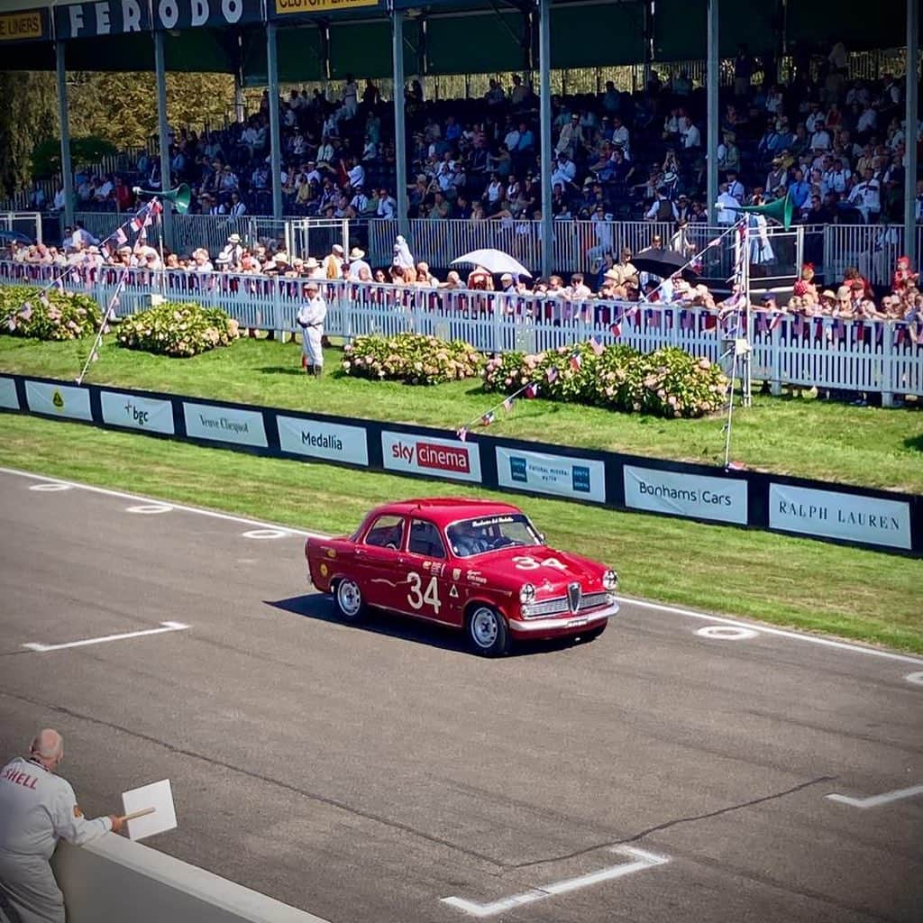 ジェンソン・バトンのインスタグラム：「If you want to cheer and laugh out loud then watch this!  This was the possibly the best battle I’ve ever had! If you start watching I promise you’ll watch to the end!!   The little Alfa ended up P4 in the St Mary’s Trophy just pipping @jimmiejohnson at the finish. In race 2 with @dickiemeaden think the action was also mega. Big thanks to @portellogb and the team.  Link in bio for race action!  #racing #alfa #action #classic #goodwood #revival」