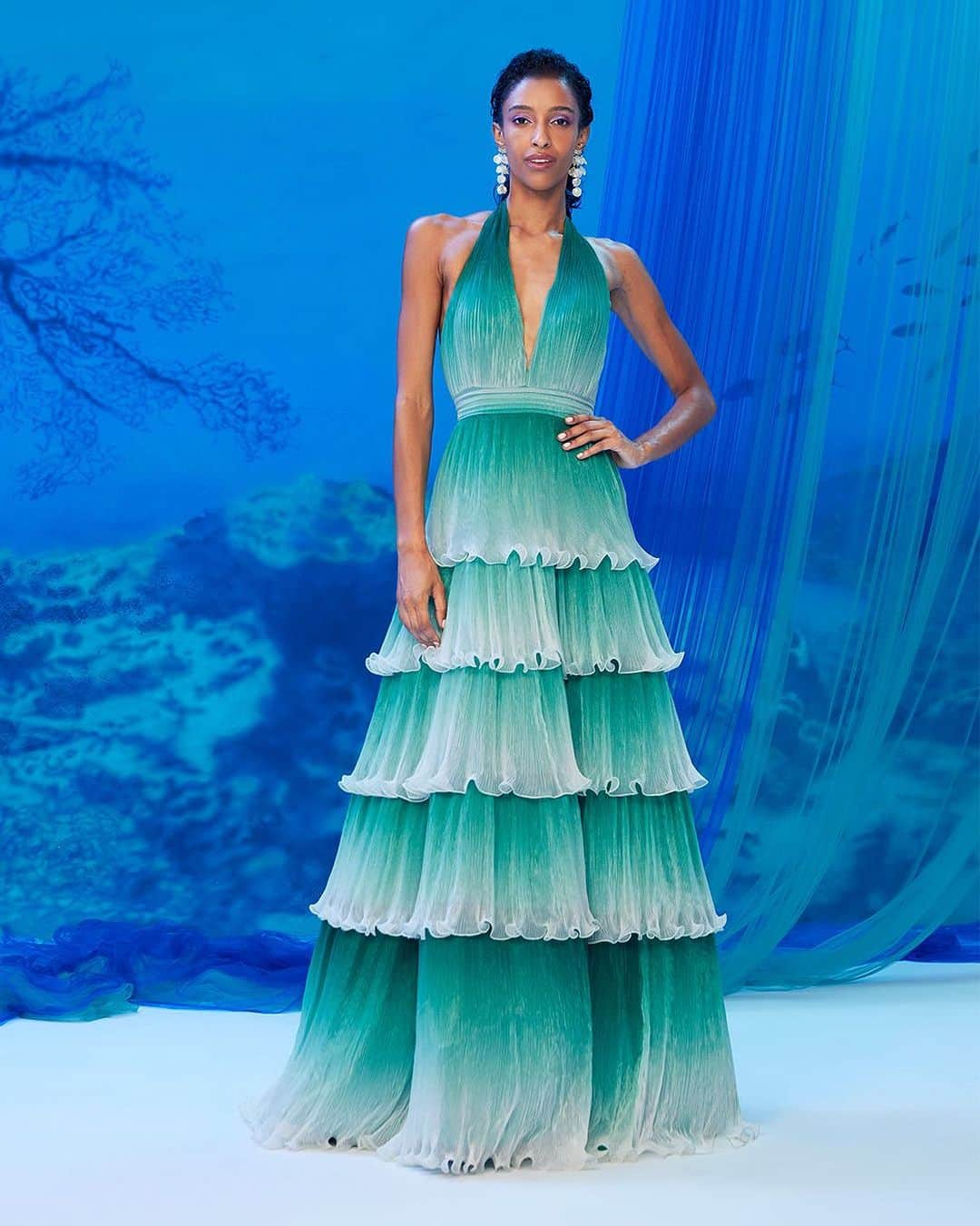 タダシショージさんのインスタグラム写真 - (タダシショージInstagram)「Mesmerizing two-tone pleated tiers, graduating from dark to light, curl up like white sea spray on this ocean-hued gown.  #ss24 #nyfw #tadashishojiss24 #oceanbeauty #underthesea #inspiredbythesea」9月11日 6時21分 - tadashishoji