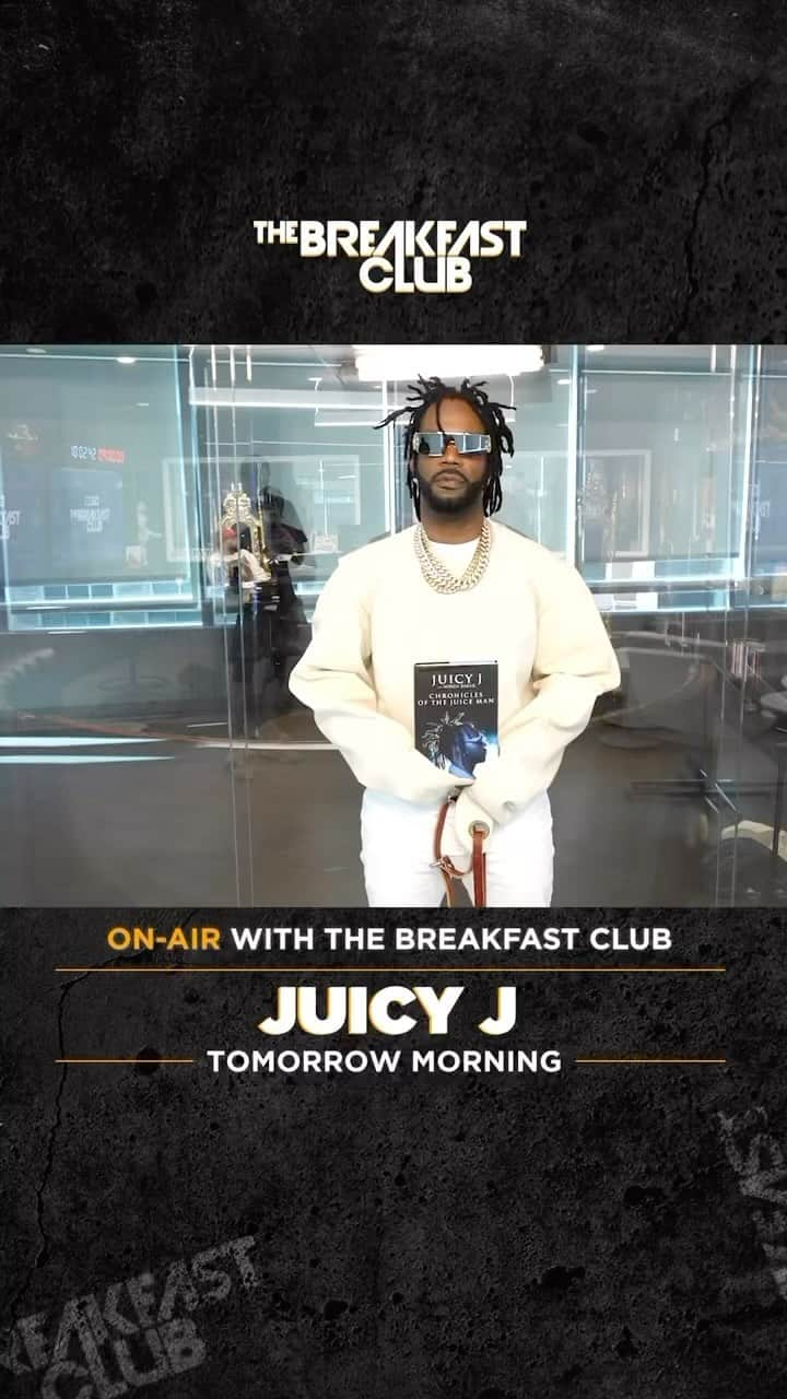 ジューシー・Jのインスタグラム：「🚨 @juicyj will be in the building tomorrow morning on #TheBreakfastClubBET discussing his new 📚!   ➡️Set your alarms to listen in live from 6a-10a locally or on the 🆓 @iHeartRadio app ! You can catch us live at 9a on @bet 🔥 Letssss goooo 💯」