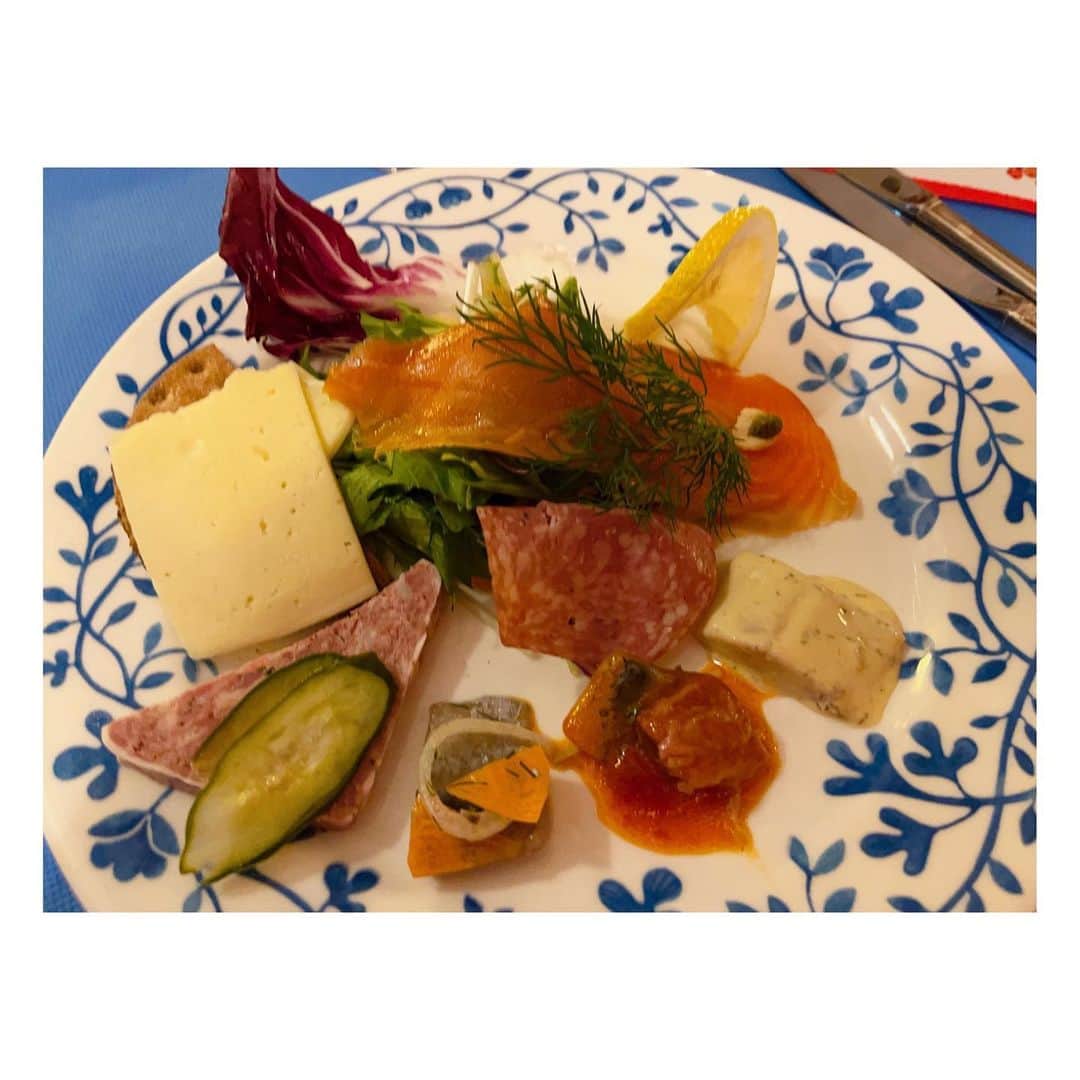阿部洋子さんのインスタグラム写真 - (阿部洋子Instagram)「🦞̥🦞̥🦞̥  #ザリガニパーティ   初のザリガニ😱😱😱  コレが意外にも美味しかった！  最初はどーかなー？どーなのー？ って思ってたんだけど、、、  予想は裏切れらた！いい意味で😝  この日は、 @allgoodfriday のスタッフと、 新しいプロデューサーの歓迎と 旧プロデューサーの送別を兼ねた お食事会🥂  スタッフ全員は揃わなかったけど、 みんなよき距離感の よき大人たち  間もなく、番組スタートから7年目に これからもよろしくです♬ 毎週金曜日、1130-1600生放送！  ちなみに、 あたすは4匹いただきました🦞̥ となりの初代Pは7？8？匹くらい食べてた😂  #ザリガニ  #美味しゅうございました  #sweden  #🇸🇪」9月11日 6時28分 - hirocoring