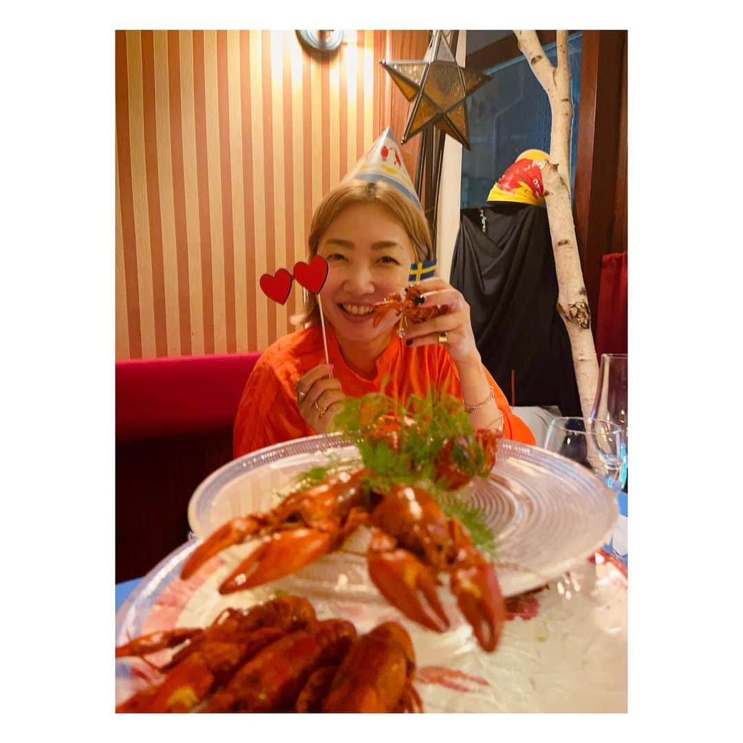 阿部洋子のインスタグラム：「🦞̥🦞̥🦞̥  #ザリガニパーティ   初のザリガニ😱😱😱  コレが意外にも美味しかった！  最初はどーかなー？どーなのー？ って思ってたんだけど、、、  予想は裏切れらた！いい意味で😝  この日は、 @allgoodfriday のスタッフと、 新しいプロデューサーの歓迎と 旧プロデューサーの送別を兼ねた お食事会🥂  スタッフ全員は揃わなかったけど、 みんなよき距離感の よき大人たち  間もなく、番組スタートから7年目に これからもよろしくです♬ 毎週金曜日、1130-1600生放送！  ちなみに、 あたすは4匹いただきました🦞̥ となりの初代Pは7？8？匹くらい食べてた😂  #ザリガニ  #美味しゅうございました  #sweden  #🇸🇪」