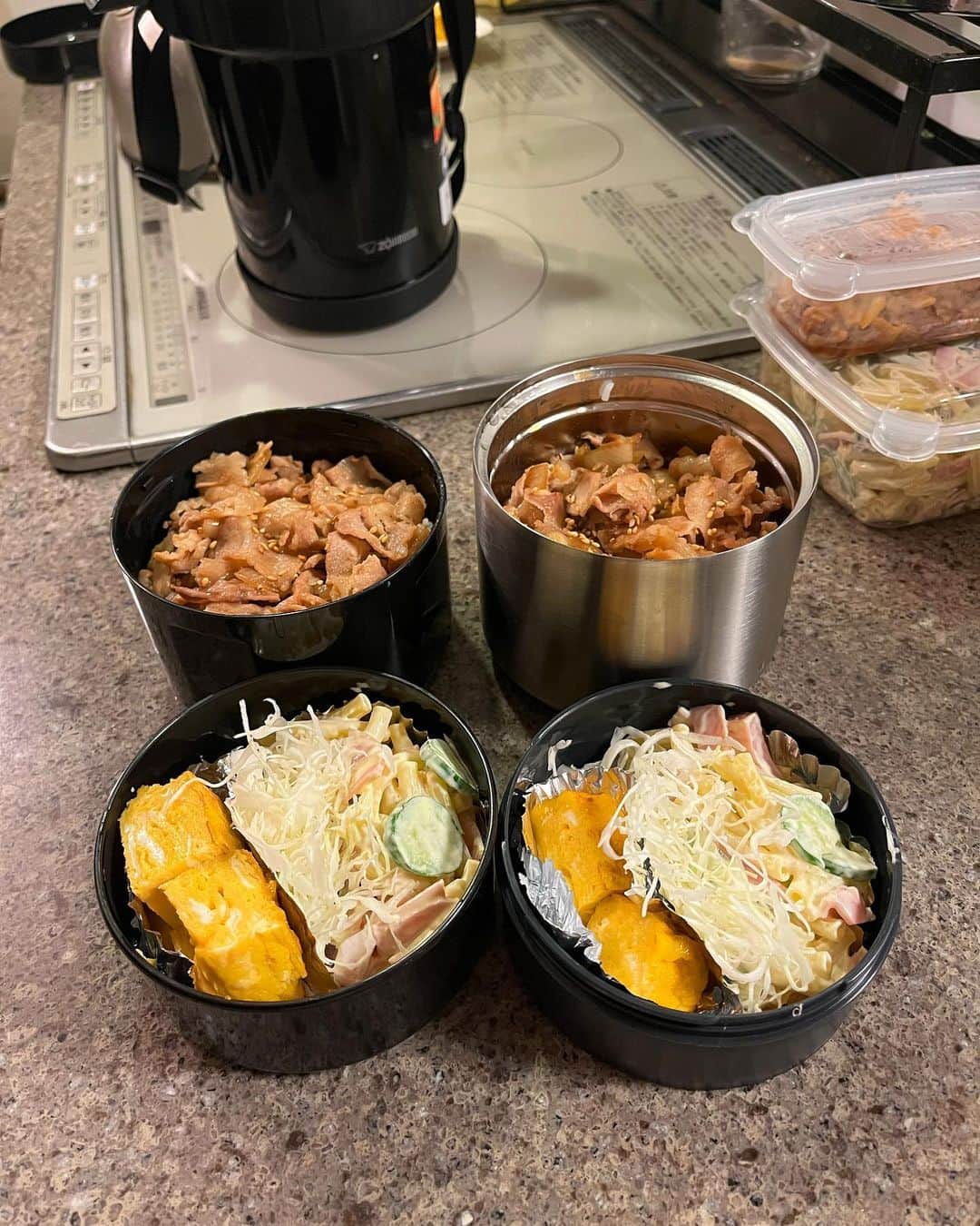 AriizumiEmaのインスタグラム：「今日からまた1週間。 お弁当作りのペースも取り戻せてきました！  今日のお弁当は、 ・豚肉と玉ねぎ粗みじんの豚丼 ・マカロニサラダ ・卵焼き  お弁当作り、お婆ちゃんになったらもう作らなくて良いだろうから、それまで頑張ります笑  ・ #高校生弁当 #高校生男子弁当 #今日のお弁当 #お弁当おかず」