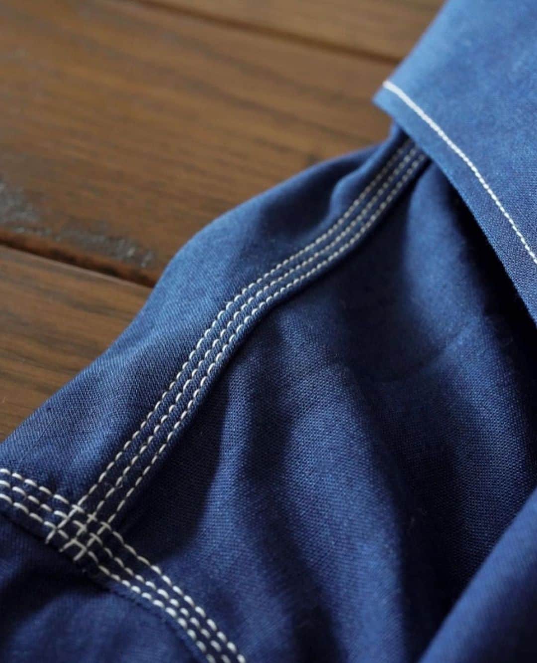 BIG JOHNさんのインスタグラム写真 - (BIG JOHNInstagram)「Selvage Chambray Shirts  岡山県井原市産のセルビッチシャンブレーを使用したワークシャツです。 昭和初期の力織機でゆっくり時間をかけて織った、5ozセルビッチシャンブレー。 経糸、緯糸共に凹凸のあるムラ糸を使用して軽くて肌触りの良い風合いで、インディゴ特有の色落ちをお楽しみいただけます。 縫製はワークシャツ特有のトリプルステッチ仕様で、長く愛用いただけるように丈夫な作りになっております。 釦は天然の高瀬貝を使用し、高級感ある贅沢な質感に仕上がりました。  MS003R-01 MS003R-05 14,300円（税込）  matsu  @bigjohnjeans  @bigjohnshop  @bigjohntokyo  @bigjohnosaka  #bigjohn #bigjohnjeans #ビッグジョン #okayama #kurashiki #kojima #ジーンズ #デニム #denim #fashion #ootd #jeans #love #madeinjapan  #japan  #model #シャンブレーシャツ #アメカジ  #伝統 #革新#国産 #セルビッチシャンブレー #shambrayshirt」9月11日 6時36分 - bigjohnjeans