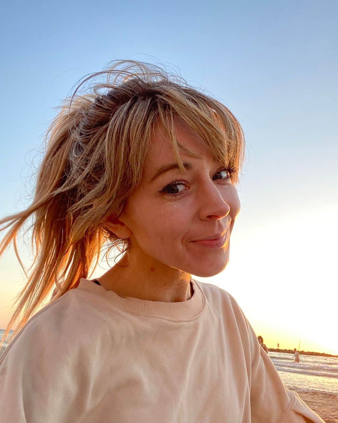 リンジー・スターリングのインスタグラム：「Life can be messy, painful and often it doesn’t make sense. Betrayal has hit me hard this week so when the feelings get too painful I remind myself that: I am worth loving. I am strong. I will heal. I am kind. I will regain my light.」