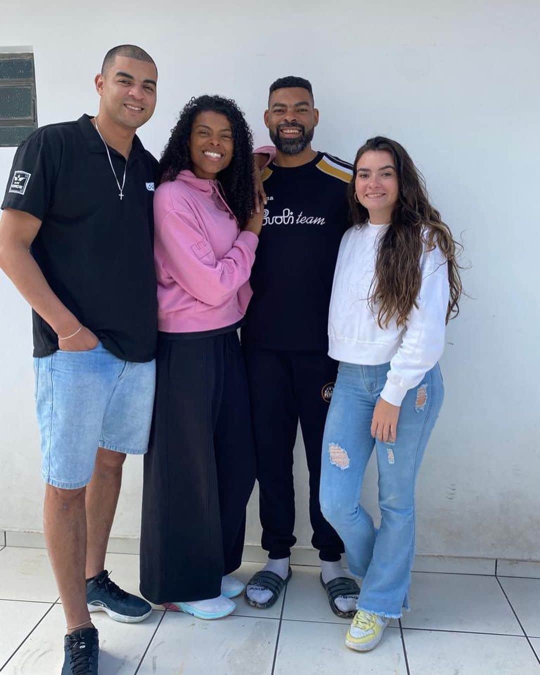フェルナンダ・ロドリゲスのインスタグラム：「Fim de semana com os manos 🧡   #família  #diadoirmao」