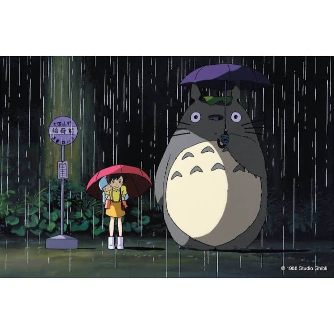 村上隆さんのインスタグラム写真 - (村上隆Instagram)「No.3 1) I thought the stance of this film in the history of Japanese animation is similar to that of "My Neighbor Totoro" when the latter appeared. The attitude of the filmmaker (Hayao-san) is to be honest with himself and to tell a story for the Japanese audience. And a very profound story at that. ※※※※※※※※※※※※※※※※※※※※   Here’s my memory of my first viewing of "My Neighbor Totoro". At the time, I was enrolled in the Japanese painting department of the Tokyo University of the Arts, and was in despair because of my weakness and inability to enter the animation industry, while I couldn't give up my way of life as an artist, either. One day in April when I was 26 years old, I went to a movie theater next to an adult-content theater in Ueno, watched "Totoro" first, then "Grave of the Fireflies," and when I went outside, I felt like my head was cracked open. I was especially shocked by “Totoro” and sobbed to the heavens, thinking that it was imperative that Japanese people made stories about Japan... (Okay I lied about sobbing, but my heart was in fact crying.) An epochal work of Japanese storytelling for the year 2023 has emerged in Totoro-esque animation. I thought this was a Japanese landscape within Asia, tailored in the style of children's literature, but made into an artistic expression of the conservative mainstream. I myself have been absorbed in the art world since I was 26, and when I was young, until I was about 45, I used to grudgingly wonder why only old people visited museums. Now that I’m old myself, I saw authentic historical paintings at Museé d’Orsay the other day and was moved, realizing that are things that you simply don't understand until you become an old person. That is, you have to have accumulated a certain level of layered culture to be able to appreciate art. Even if you think you understand a concept, it is difficult for it actually make sense unless you have experienced it firsthand, and that is why appreciating art becomes more interesting as you get older.」9月11日 6時41分 - takashipom