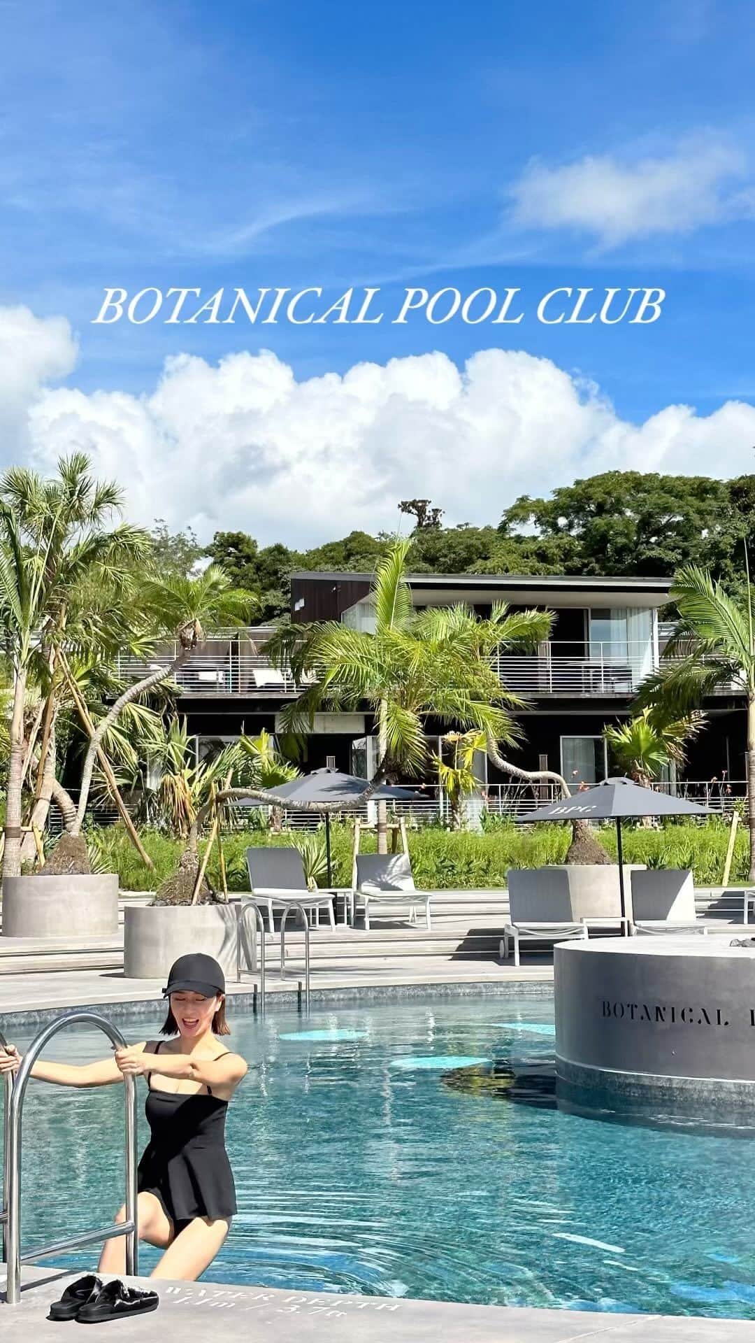 のインスタグラム：「夏の思い出記録を☀️ 今年はまだ暑いし、ここはプールが温水だから まだ行けちゃうと思う！  都内から1時間30分位で リゾートを感じれた😆 @botanicalpoolclub   プールは23時まで入れるし BBQはベランダでいただける  インテリアも可愛い😮‍💨  夏が好きな人には 好きが詰まっているに違いないホテル  ワンコOKのお部屋も2部屋あります🐶 今度は👸も連れてってあげたい  お部屋は2階がおすすめかな🧐 夜に東京湾を挟んで三浦海岸辺りまで見えて綺麗でした  プール好きは 通常チェックインは15時なんだけど プールだけ13時から入れる アーリープールがあるから 予約するのがおすすめです😆  今年は水着は なんだか楽なデザインを選んでしまった。笑  鍛えよ。笑  #botanicalpoolclub #リゾートホテル #千葉ホテル#夏の思い出 #ボタニカルプールクラブ #アラフォーライフ#ライフスタイル#わんこok#プール付きホテル#近場のリゾート」