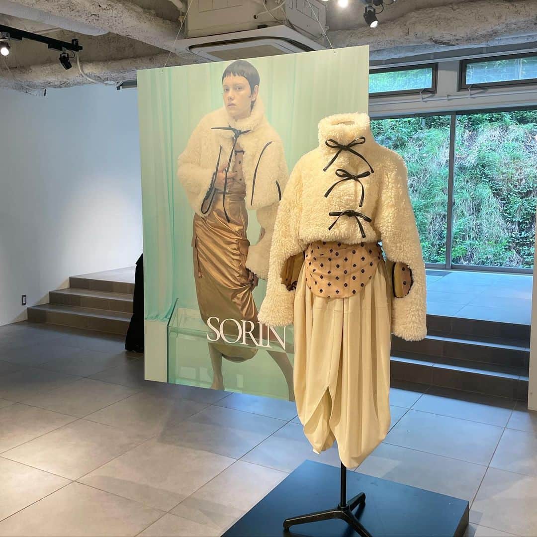 のインスタグラム：「大好きブランド @sorin__official  展示会🦢  全部めっちゃくちゃ可愛くて、 オーダーしたいのがたくさん🥹🖤🤍  モコモコのアウターは一目惚れで予約🐻‍❄️ 腕に穴が空いてるのも斬新で可愛い🕳️👏  ダウンもウエストのシェイプがめちゃくちゃ可愛くて、まだ悩んでる🥺  その他、激かわトップス2点オーダー🤭  ちょっと癖のあるデザインで、 オシャレで、女性らしいシルエットと、セクシーさもあって、 全部最高に好きなテイスト🥰  冬が楽しみになるね⛄️  #sorin #ソリン #展示会 #🦢」