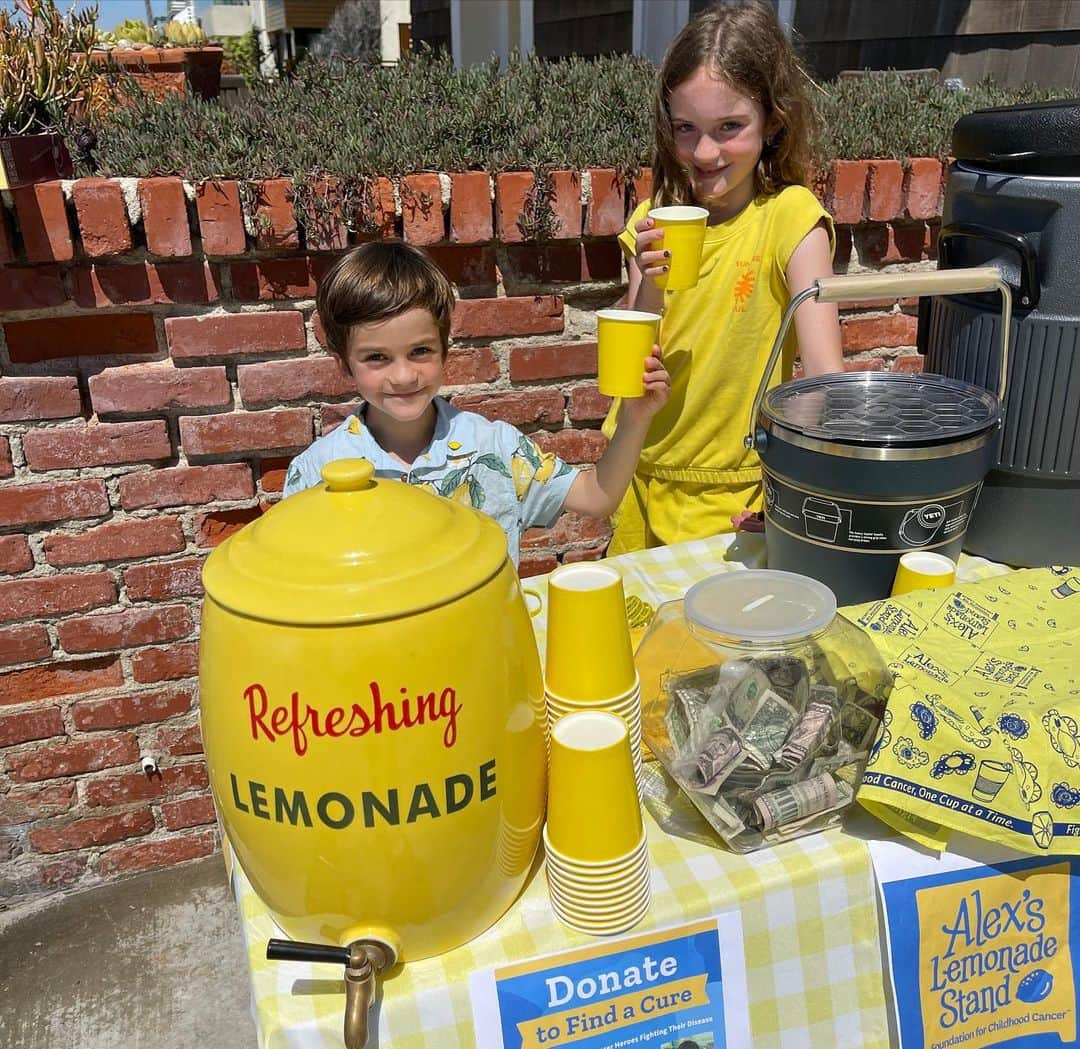 ジミー・キンメルさんのインスタグラム写真 - (ジミー・キンメルInstagram)「Today our family sold lemonade in memory of Alex and her courageous fight against childhood cancer. To join us in support of the amazing @LALovesAlexs, visit the link in bio.」9月11日 6時56分 - jimmykimmel