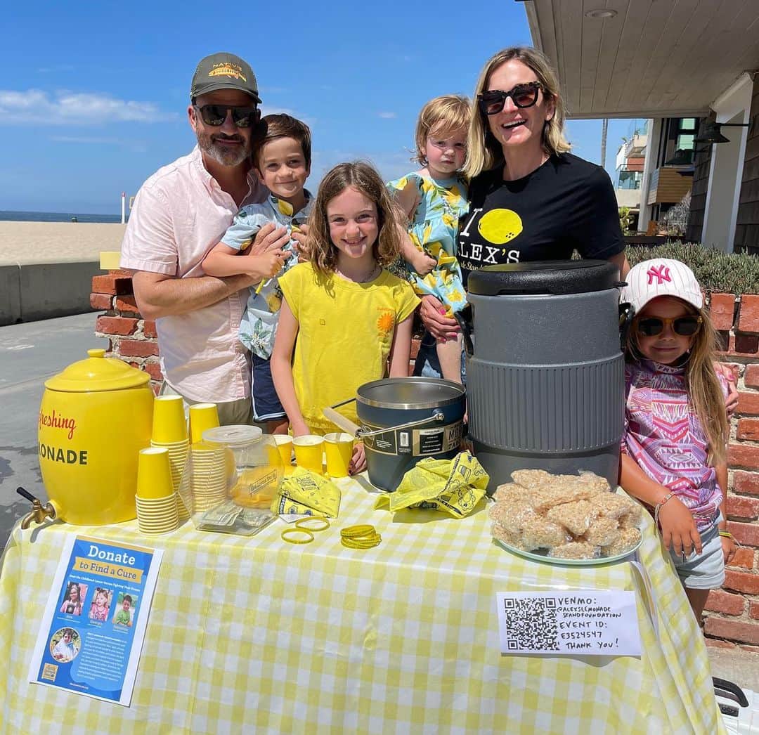 のインスタグラム：「Today our family sold lemonade in memory of Alex and her courageous fight against childhood cancer. To join us in support of the amazing @LALovesAlexs, visit the link in bio.」