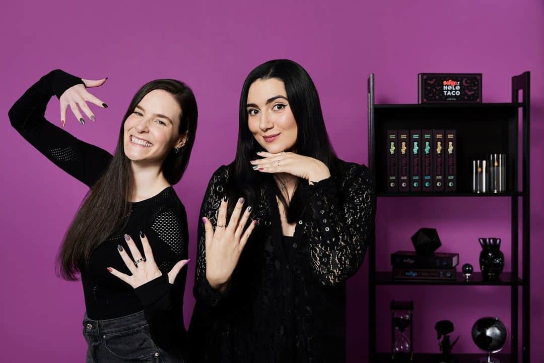 YouTubeのインスタグラム：「two of my fave creators @safiyany and @simplynailogical collabing on a @holotaco nail collection? a dream come true! 💅🤩💅」