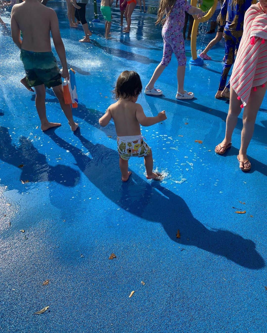 秋元玲奈さんのインスタグラム写真 - (秋元玲奈Instagram)「30 degrees days in September😳☀️  9月に入ってまさかの連日30度越え、突如夏がやってきた。 ノースリ復活。 家のエアコン今季初稼働。 子供達は水遊び公園デビュー。  #london #londonlife  #heatwave #september」9月11日 7時03分 - rena_akimoto