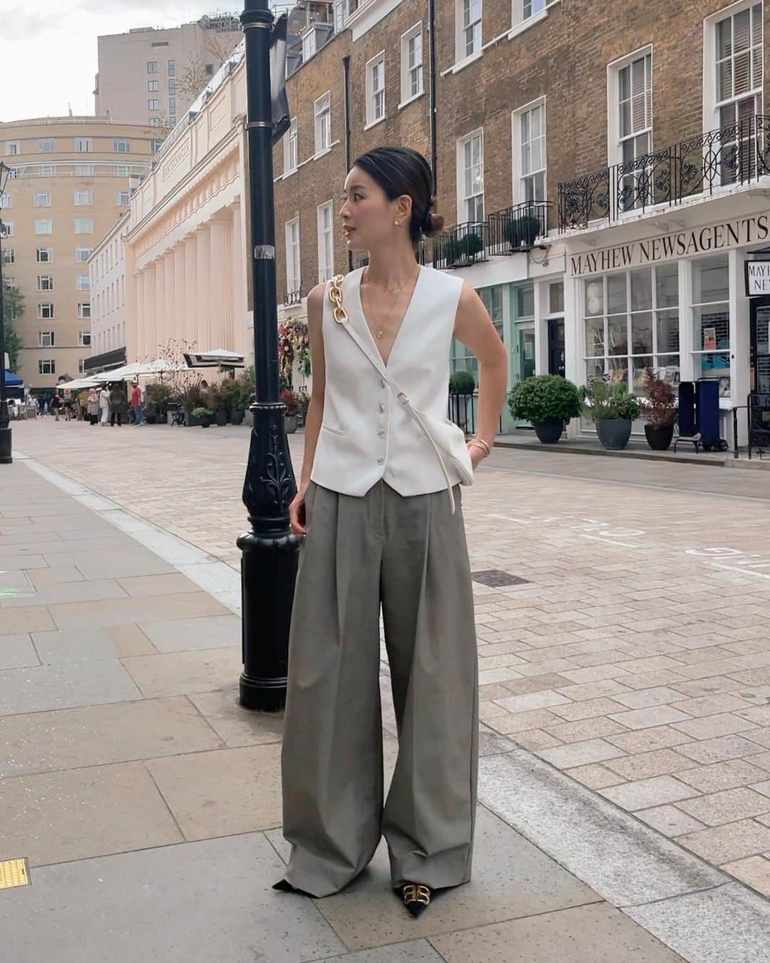 秋元玲奈のインスタグラム：「30 degrees days in September😳☀️  9月に入ってまさかの連日30度越え、突如夏がやってきた。 ノースリ復活。 家のエアコン今季初稼働。 子供達は水遊び公園デビュー。  #london #londonlife  #heatwave #september」