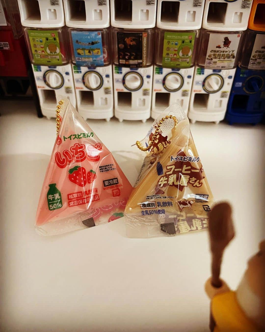 のインスタグラム：「クリア三角牛乳パックマスコット  探し求めていた三角牛乳♡ これまた友達からの情報が入り 飛んで行って参りました。  あったぁ！！ ありましたぁ！！  かなりの期待大でガチャリすぎたのか 出てきた時の感動は微妙だった。  後一回り小さかったらもっと可愛いのにな。  #ガチャガチャ #ガシャポン #ガチャポン #ミニチュア #カプセルトイ #ガチャ沼 #クリア三角牛乳パックマスコット」
