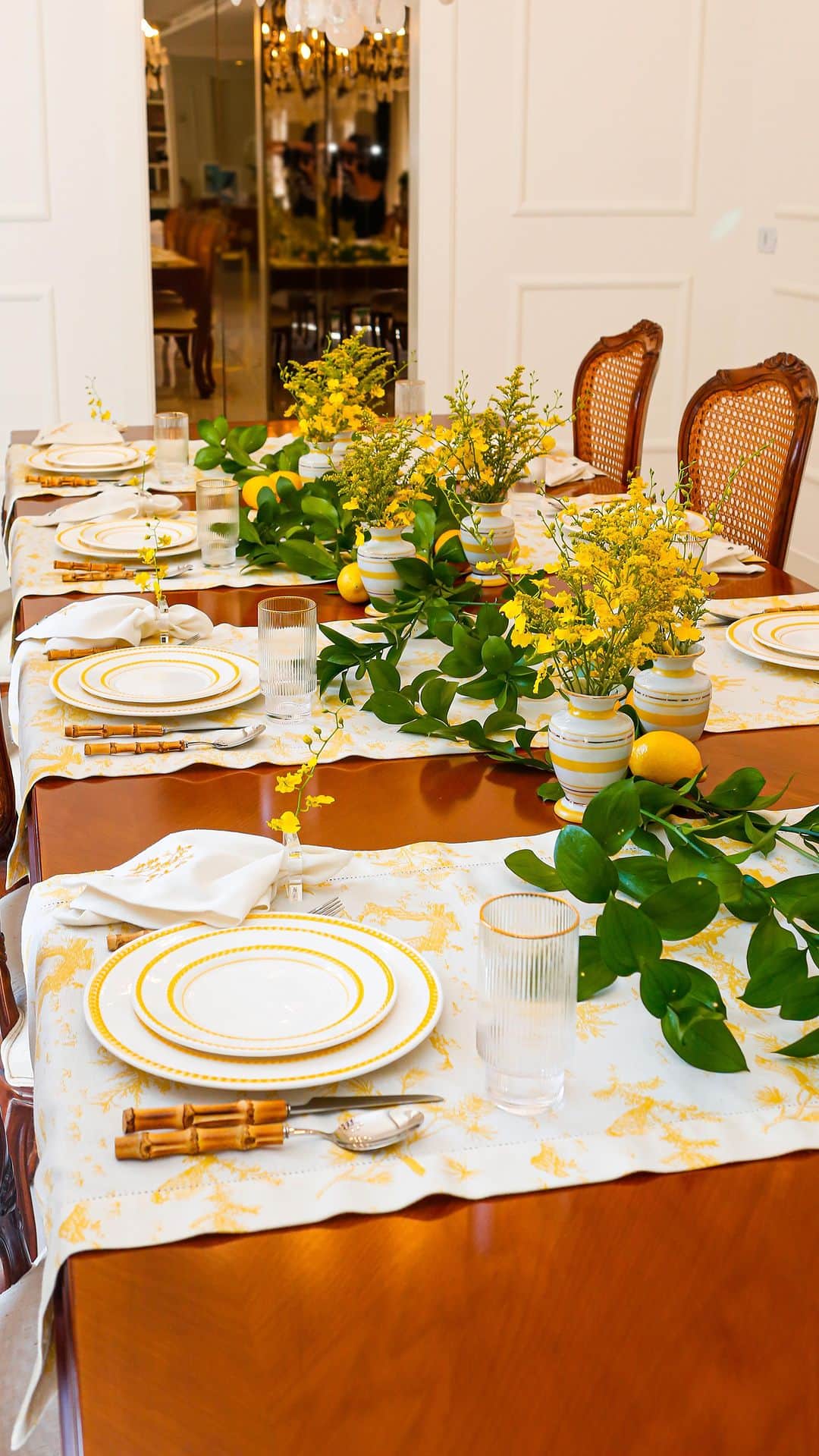Lalá Noletoのインスタグラム：「Simples e chic! Uma ideia para você reproduzir em casa . Arranjo com folhagens e limões 🍋! Usei para compor a mesa meus trilhos da minha COLLAB com a @mameg_home em amarelo! Alegre, elegante! Tem cor mais linda? E ainda combina e da vida para quase todas as minhas porcelanas 🍋 Faz em casa e me marca」
