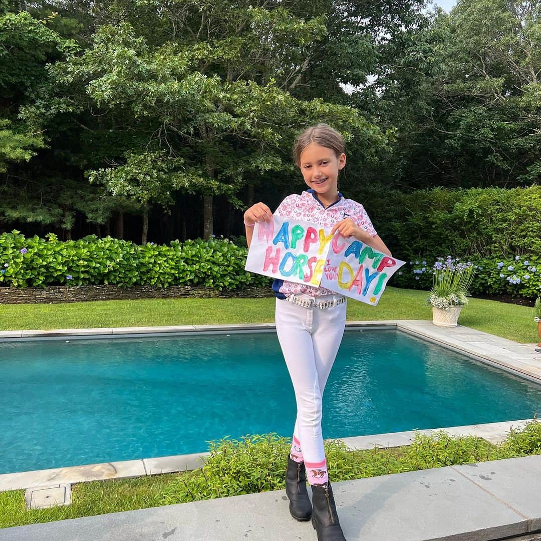 Elizabeth Chambers Hammerさんのインスタグラム写真 - (Elizabeth Chambers HammerInstagram)「Pt. 3. Stay with me, @garyjanetti. Hamptons for half the summer for all of the 🐎🦞🇺🇸things」9月11日 7時12分 - elizabethchambers