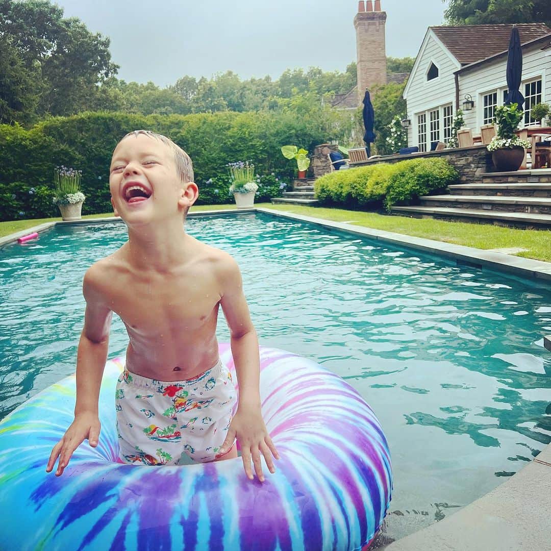 Elizabeth Chambers Hammerさんのインスタグラム写真 - (Elizabeth Chambers HammerInstagram)「Pt. 3. Stay with me, @garyjanetti. Hamptons for half the summer for all of the 🐎🦞🇺🇸things」9月11日 7時12分 - elizabethchambers