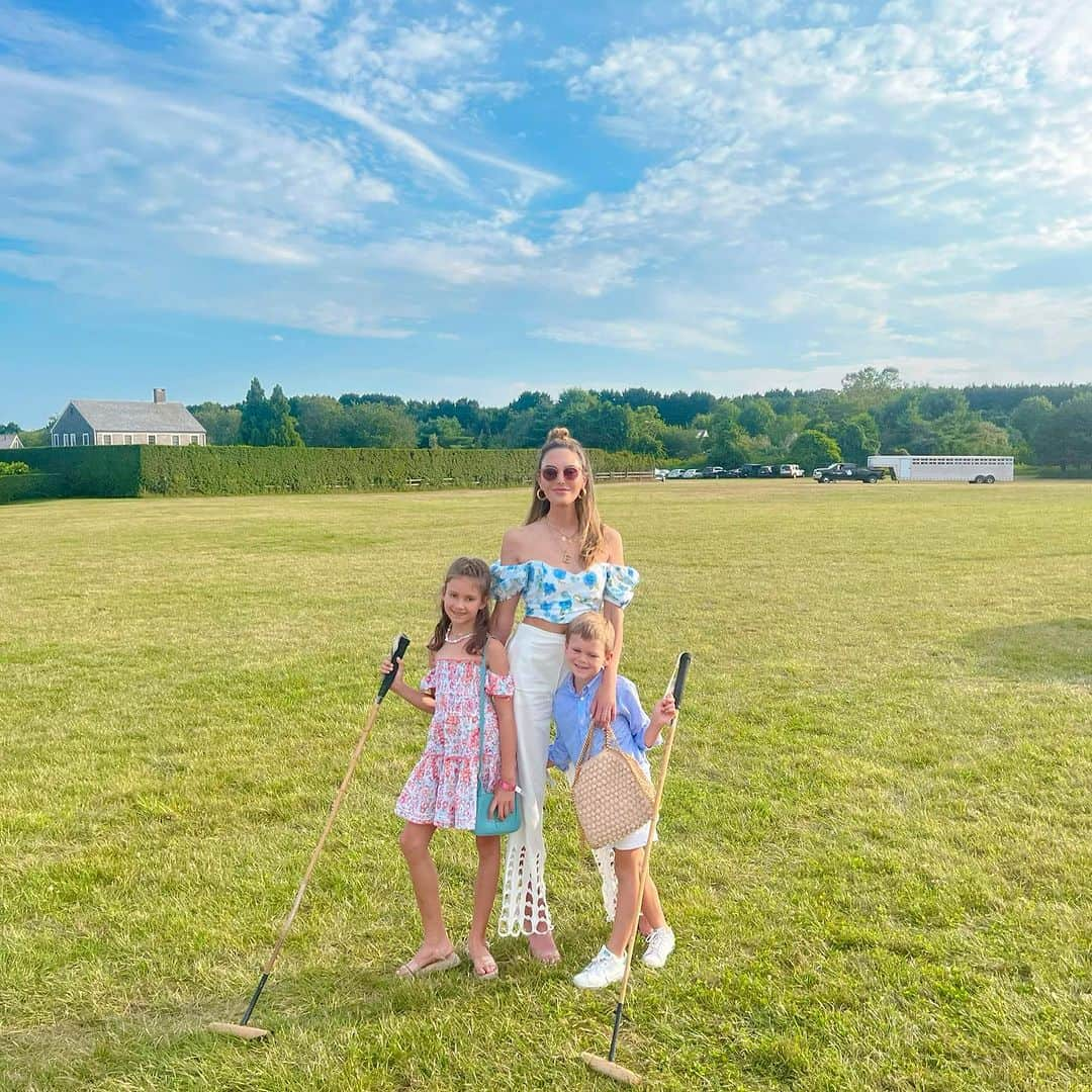 Elizabeth Chambers Hammerのインスタグラム：「Pt. 3. Stay with me, @garyjanetti. Hamptons for half the summer for all of the 🐎🦞🇺🇸things」