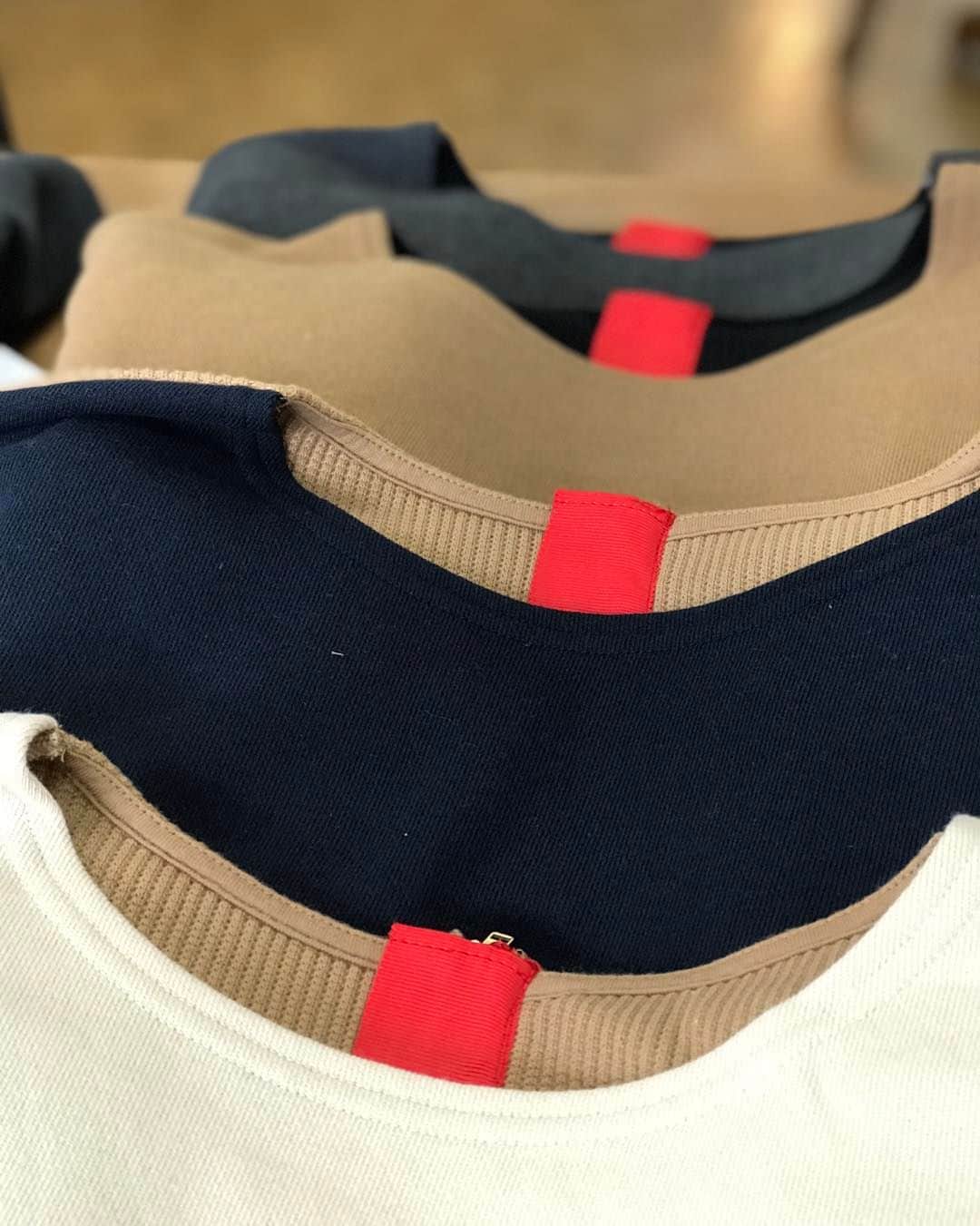 M2companyのインスタグラム：「《pareatsu》  【BASE】 https://pareatsu.base.ec  #pareatsu #パレアッツ #m2company #エムツーカンパニー #2023AW #新作秋物 #秋物 #プルオーバー #カットソー #おしゃれさんと繋がりたい  #ciao_varano  ベーシックなカラーの プルオーバー。  だけど実は ワッフル生地とのドッキング。  しかも 赤のジップ✨」