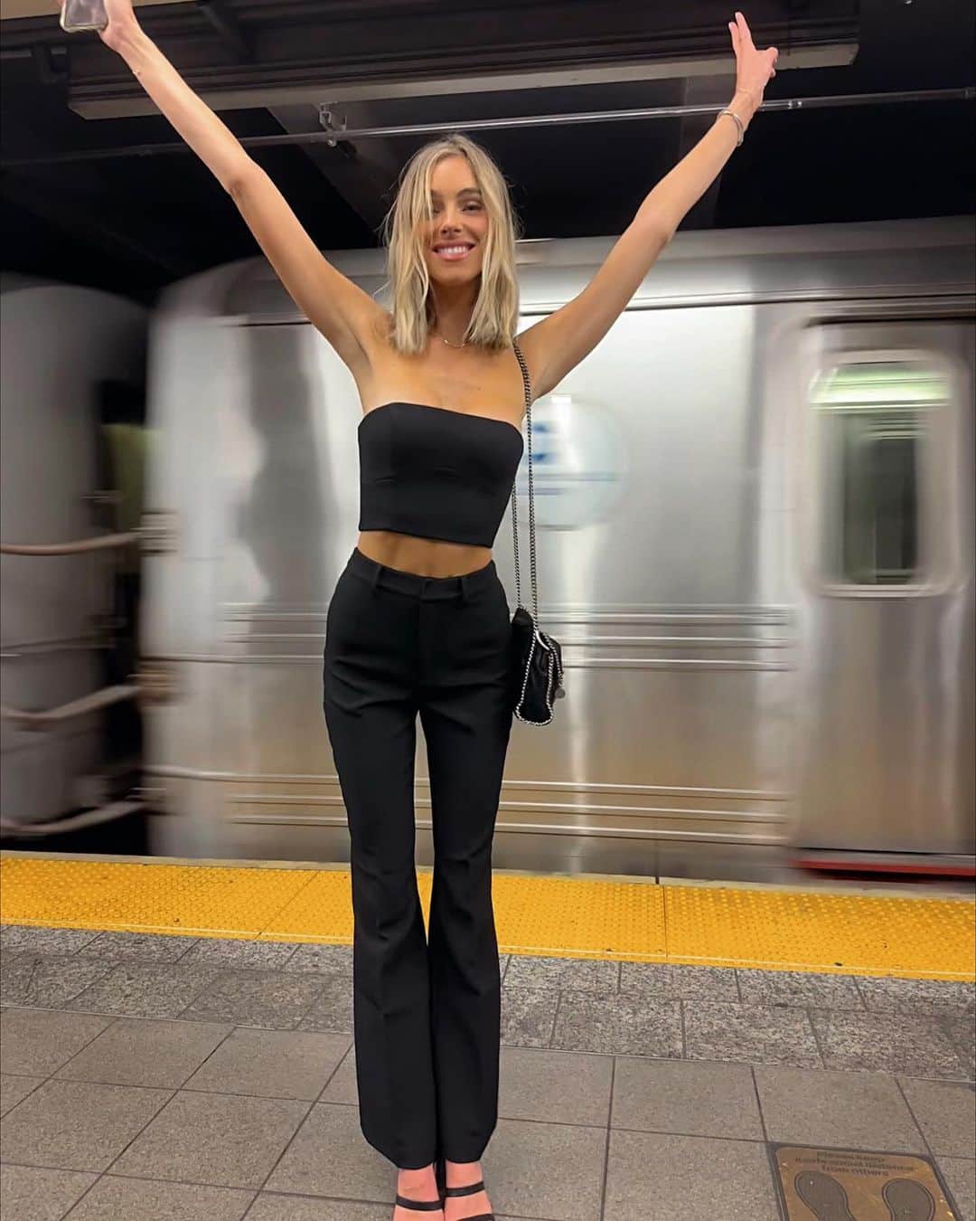 Elizabeth Turnerのインスタグラム：「hi New York bye New York ✌🏼」