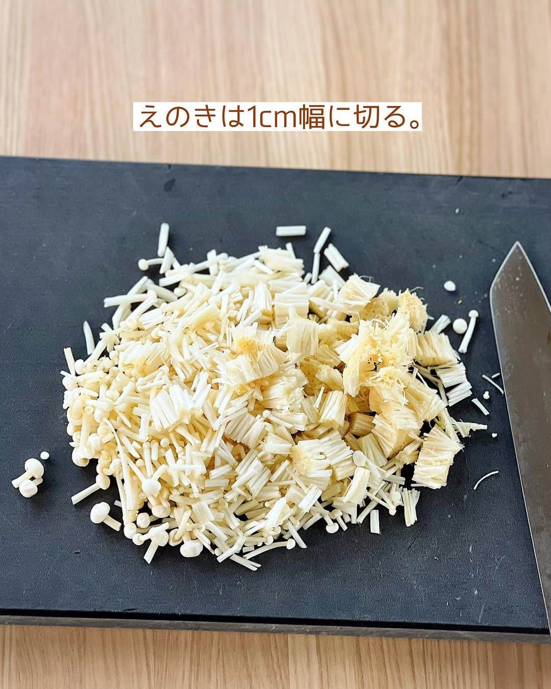 Mizuki【料理ブロガー・簡単レシピ】さんのインスタグラム写真 - (Mizuki【料理ブロガー・簡単レシピ】Instagram)「・ヘルシーにかさ増し💕 ⁡ ［#レシピ ］ ーーーーーーーーーー えのきでかさ増し！ 照り焼きとりつくね ーーーーーーーーーー ⁡ ⁡ ⁡ おはようございます☺️ ⁡ 昨日リールでご紹介したレシピの 静止画バージョンです✨ ⁡ ⁡ ▼ ▼ ▼ ▼ ▼ ▼ ⁡ ⁡ えのきをた〜っぷり加えた \ 照り焼きとりつくね / ⁡ 切るのはえのきだけ✨ たねは一気に混ぜるだけの 簡単お手軽レシピです💕 ⁡ えのきが入ると食感が楽しく ヘルシーにかさ増しできてコスパ◎ 甘辛だれをしっかりからめて テリッテリに仕上げました😋 ⁡ おかず、お弁当にもおすすめなので よかったらお試しくださいね💕 ⁡ ⁡ ⁡ ⋱⋰ ⋱⋰ ⋱⋰ ⋱⋰ ⋱⋰ ⋱⋰ ⋱⋰ 📍簡単・時短・節約レシピ更新中  Threadsもこちらから▼ @mizuki_31cafe ⁡ 📍謎の暮らし＆変なライブ垢 @mizuki_kurashi ⋱⋰ ⋱⋰ ⋱⋰ ⋱⋰ ⋱⋰ ⋱⋰ ⋱⋰ ⁡ ⁡ ⁡ ＿＿＿＿＿＿＿＿＿＿＿＿＿＿＿＿＿＿＿ 【2人分】 鶏ひき肉...200g えのき...1袋(100g) ⚫︎酒・片栗粉...各大1 ⚫︎塩こしょう...少々 ⚫︎生姜チューブ...3cm ☆醤油...大1.5 ☆砂糖・酒・みりん...各大1 サラダ油...小2 ごま・ねぎ(小口切り)...各適量 ⁡ 1.えのきは1cm幅に切る。ボウルにひき肉、えのき、⚫︎を入れてよく混ぜ、8等分の小判形に成形する。☆は合わせておく。 2.フライパンに油を中火で熱し、たねを焼く。焼き色が付いたら裏返し、蓋をして弱めの中火で3分蒸し焼きにする。 3.☆を加え、とろみがつくまで煮からめる。器に盛り、ごまとねぎをトッピングする。 ￣￣￣￣￣￣￣￣￣￣￣￣￣￣￣￣￣￣￣ ⁡ ⁡ 《ポイント》 ♦︎工程3で余分な脂が出ている場合は拭き取ってから合わせ調味料を加えてください♩ ♦︎手に水を付けて成形するとくっつきません♩ ♦︎えのきの量は多少前後しても大丈夫です♩ ⁡ ⁡ ⁡ ⁡ ⁡ ⁡ ⋱⋰ ⋱⋰ ⋱⋰ ⋱⋰ ⋱⋰ ⋱⋰ ⋱⋰  愛用している調理器具・器など   #楽天ROOMに載せてます ‎𐩢𐩺  (ハイライトから飛べます🕊️) ⋱⋰ ⋱⋰ ⋱⋰ ⋱⋰ ⋱⋰ ⋱⋰ ⋱⋰ ⁡ ⁡ ⁡ ⁡ ⁡ ⁡ ✼••┈┈┈┈┈••✼••┈┈┈┈┈••✼ 今日のごはんこれに決まり！ ‎𓊆#Mizukiのレシピノート 500品𓊇 ✼••┈┈┈┈┈••✼••┈┈┈┈┈••✼ ⁡ ˗ˏˋ おかげさまで25万部突破 ˎˊ˗ 料理レシピ本大賞準大賞を受賞しました✨ ⁡ 6000点の中からレシピを厳選し まさかの【500レシピ掲載】 肉や魚のメインおかずはもちろん 副菜、丼、麺、スープ、お菓子 ハレの日のレシピ、鍋のレシピまで 全てこの一冊で完結 𓌉◯𓇋 (全国の書店・ネット書店で発売中) ⁡ ⁡ ⁡ ⁡ ⁡ #とりつくねm #とりつくね #鶏ひき肉 #ひき肉レシピ #えのきレシピ #きのこ #きのこレシピ #お弁当 #節約料理  #簡単料理  #時短料理 #mizukiレシピ  #時短レシピ #節約レシピ #簡単レシピ」9月11日 7時29分 - mizuki_31cafe