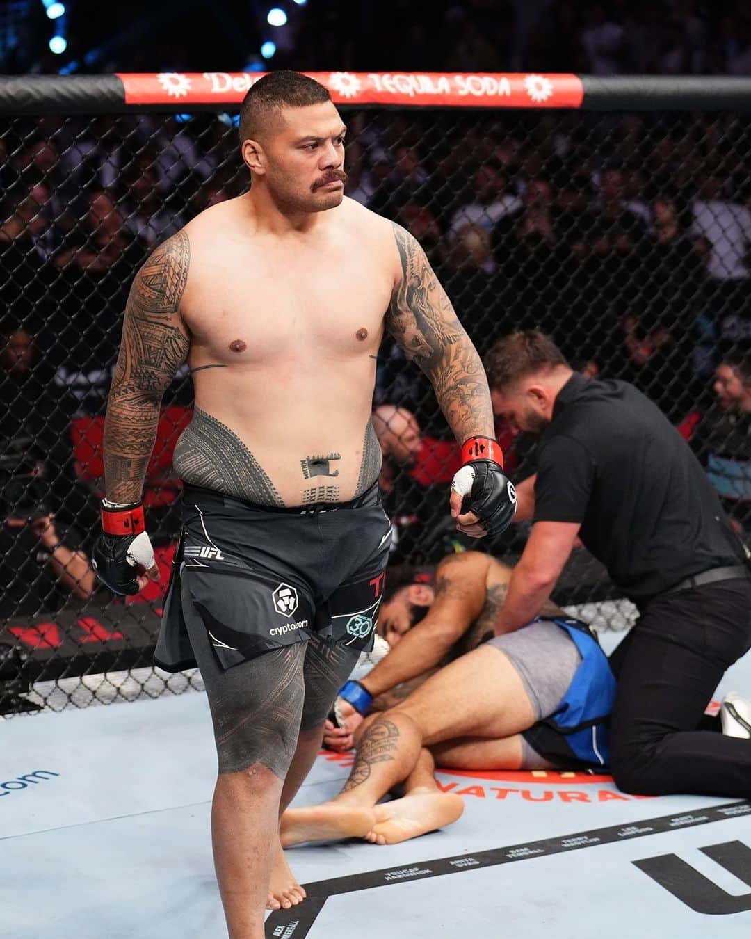 UFCのインスタグラム：「Got the job done in Sydney! 👊  Five @UFCANZ fighters took home W's at #UFC293」