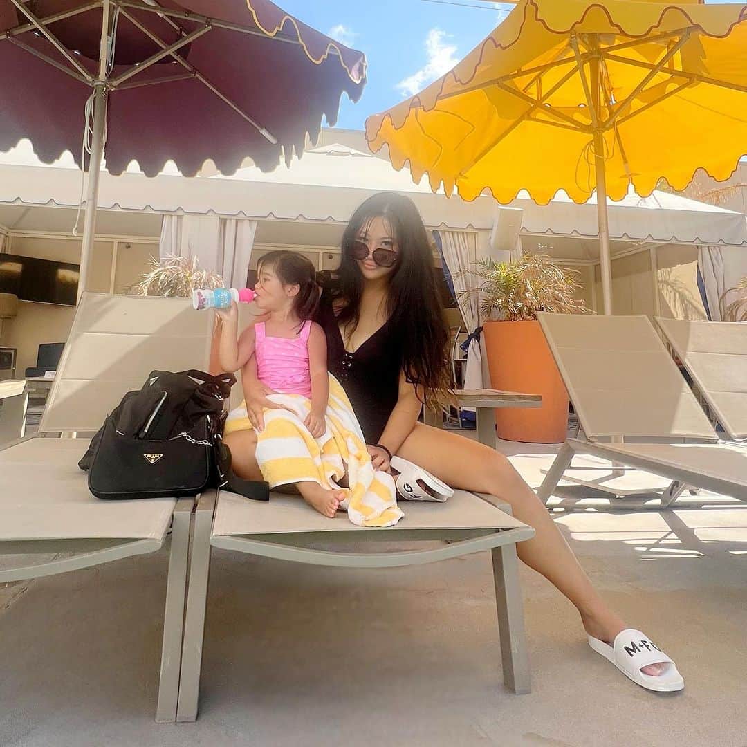 エリーゼ・エストラーダのインスタグラム：「Last minute trip to LA and Vegas with my babies. Pool days ☀️ Hope you’re soaking up the summer we have left loves 🙏」