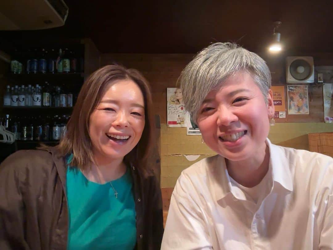 のインスタグラム：「同級生のくにちゃんと、最近月一会発足しまして継続中🤭 たわいもない話をして、最後何の話だったかなで終了するけどそれが楽しい😂  くにちゃんとの時間は楽しくて、私が持って無い物たくさん色々教えてもらえて、癒しの時間でもある🥰  また次回が楽しみ🥰  #同級生 #friend」