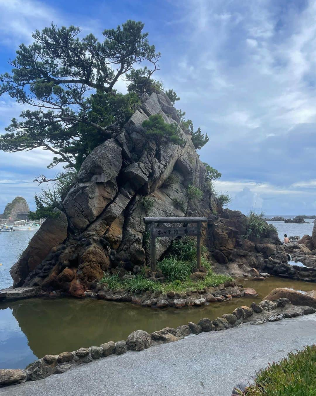 宮崎華帆さんのインスタグラム写真 - (宮崎華帆Instagram)「_ 海中温泉♨️   匂いも海水🏖  座ると茶色くなるよて、めっちゃ座ったあとにおじいちゃんにいわれお尻が茶色になりました😂  式根島は海中温泉3つもあって最高でした😤💗💗 . . .  🎀おなみの9月𝕤𝕔𝕙𝕖𝕕𝕦𝕝𝕖🩷 🚴14日 平塚競輪🌙 🚴15日 平塚競輪🌙 🚴16日 平塚競輪🌙 🚴24日 松戸競輪 🚴25日 松戸競輪 🚴26日 松戸競輪 🚴27日 平塚競輪 🚴28日 平塚競輪 🚴29日 小松島競輪CS 🚴30日 小松島競輪CS」9月11日 18時25分 - seto09nami