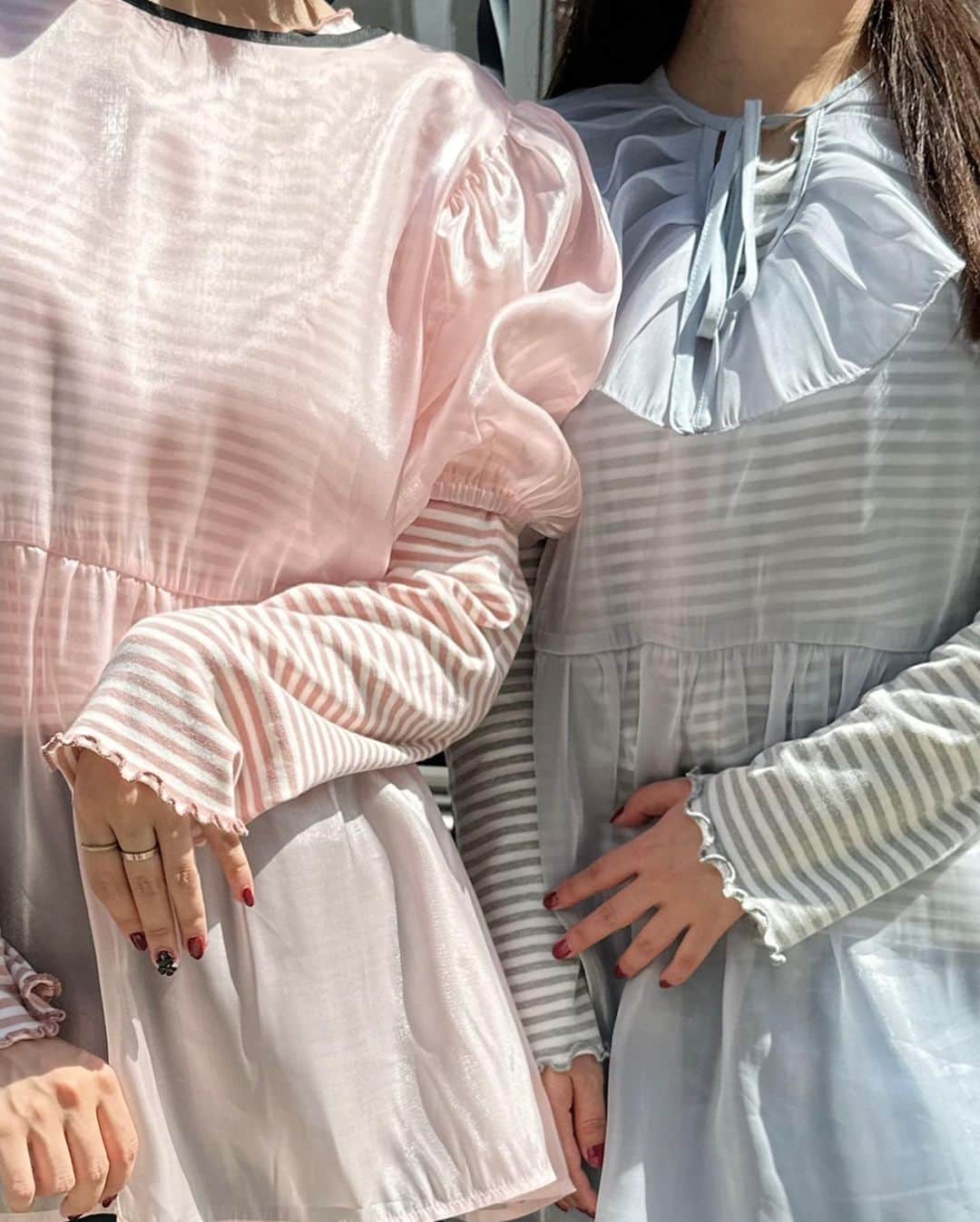 平松可奈子さんのインスタグラム写真 - (平松可奈子Instagram)「"ROSE"着回しがすごい〜！  1枚目▷ぺいちゃんと双子ルック👯‍♀️ 21日から発売の"ANGE"ボーダーロンTとレイヤードしたコーデ。 ROSEに合うようにカラバリを決めたの💋パンツコーデ可愛い💭💕 前後どちらでも着られるのも◎  4枚目▷夏はキャミソールと合わせて⛲️涼しいので今年1番着たな〜 袖はゴムで長さを好きな様に着れるの、私は短めにしてきるのが👸感でて好きでした💭🩷 パンツは瀬戸さんのブランド @dear_sisterhood  オフィスでお借りした時に びっくりするくらい履きやすくて スタイルアップしてみえて 私でもタイトめはけるんだ！ と衝撃が走ったパンツ🫨 その後すぐGETしちゃいました🛍️  7枚目▷ドットパンツや黒小物で クラシカルにまとめたコーデ。 サックスは大人っぽくて人気♡  9、10枚目▷ショートパンツやキャミワンピースと合わせてワンピース風に👗低身長の子はこの着方も 可愛いのでぜひ着てみてね♡  秋はタートルをレイヤードしても。 オールシーズン着られる 最強にgirlyなブラウスです👚  #着回し　#大人ガーリー #ガーリーブラウス　#シースルートップス  #フレンチガーリー　#低身長　#骨格ストレート #シュエラテ　#シュエットラテ」9月11日 18時25分 - 11kanaco14