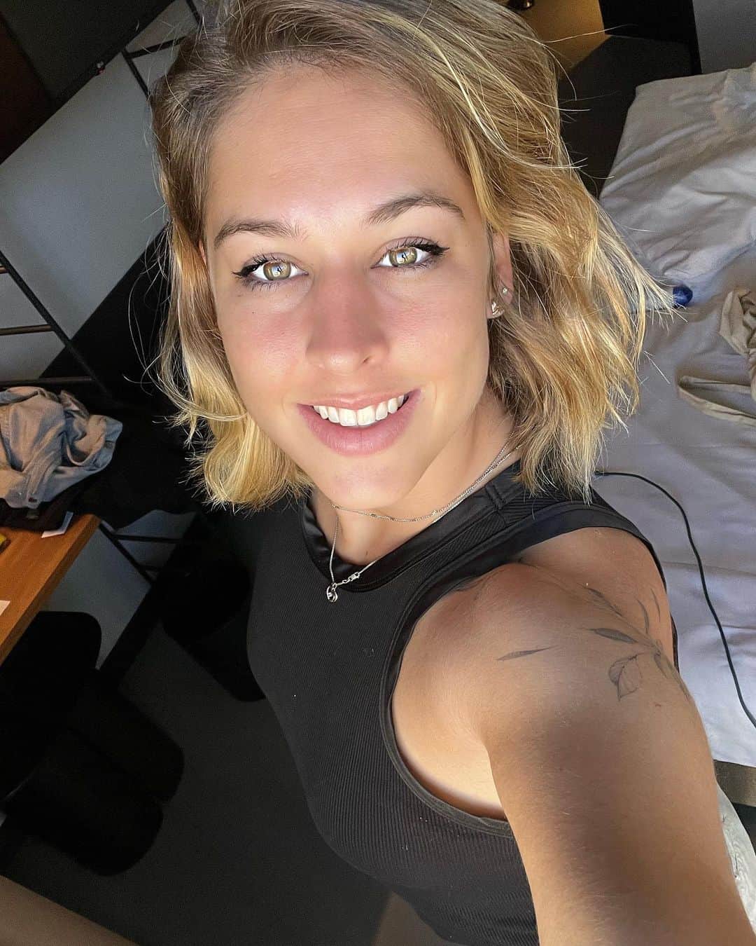 ジウリア・シュタイングルーバーのインスタグラム：「hotelroom-life 🤓 #ontheroad #germany #traveling」