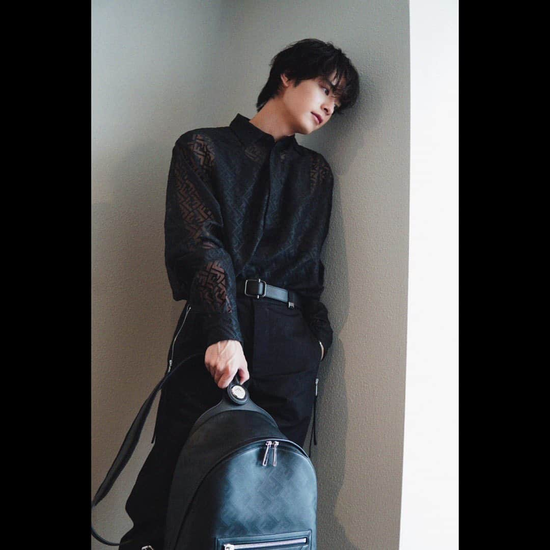 塩野瑛久さんのインスタグラム写真 - (塩野瑛久Instagram)「. FENDI Chiodo. 2本のショルダーストラップをまとめてワンショルダーにできるのがいい。 ノートパソコンまでしっかり収まる容量。  @fendi  #FendiFW23 #PR」9月11日 18時27分 - akihisa_shiono_official