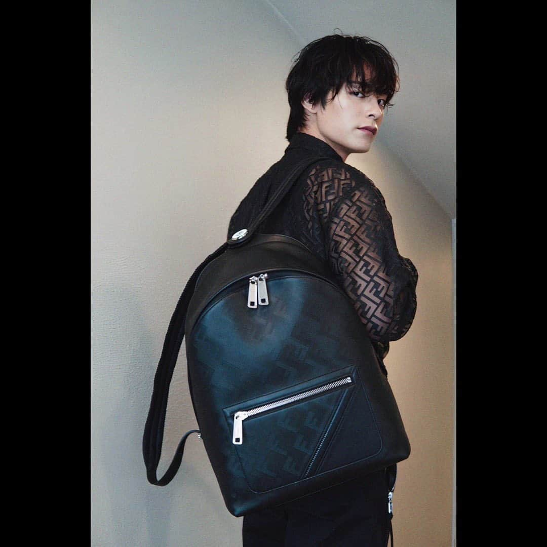 塩野瑛久さんのインスタグラム写真 - (塩野瑛久Instagram)「. FENDI Chiodo. 2本のショルダーストラップをまとめてワンショルダーにできるのがいい。 ノートパソコンまでしっかり収まる容量。  @fendi  #FendiFW23 #PR」9月11日 18時27分 - akihisa_shiono_official