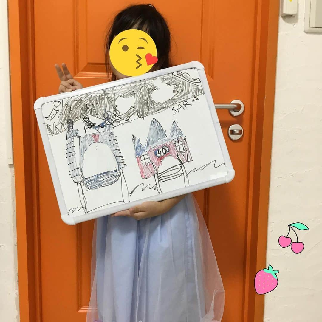 ユーロ英会話クラブさんのインスタグラム写真 - (ユーロ英会話クラブInstagram)「夏休みの思い出👒  今日のキッズレッスンで、 夏休みの思い出の絵と日記を描いてくれました。 楽しい夏休みだったね～🎠  お写真とらせてもらいました。 いつもありがとうね🥰  ＝＝＝＝＝＝＝＝＝＝＝＝＝ サチフル英会話クラブ http://sachifull.com/ ☎0561-76-9517（代表）  長久手本校 (長久手アピタ北側出口　徒歩1分) ●ベビークラス●キッズクラス●大人クラス●子連れOKクラス 東浦校 (石浜駅　徒歩3分) ●キッズクラス●大人クラス ＝＝＝＝＝＝＝＝＝＝＝＝＝＝  ⁡ #英語 #英会話 #英会話教室 #英会話スクール #キッズ英会話 #英語の勉強 #べびー #ベビー #子供 #子ども #キッズ #小学生 #中学生 #子連れ #子連れママ #ママ #初級 #超初級 #英会話初心者 #子供英会話 #海外旅行 #海外赴任 #留学 #instastudy #長久手 #東浦 #サチフル英会話クラブ #サチフル」9月11日 18時32分 - sachifull.english.club