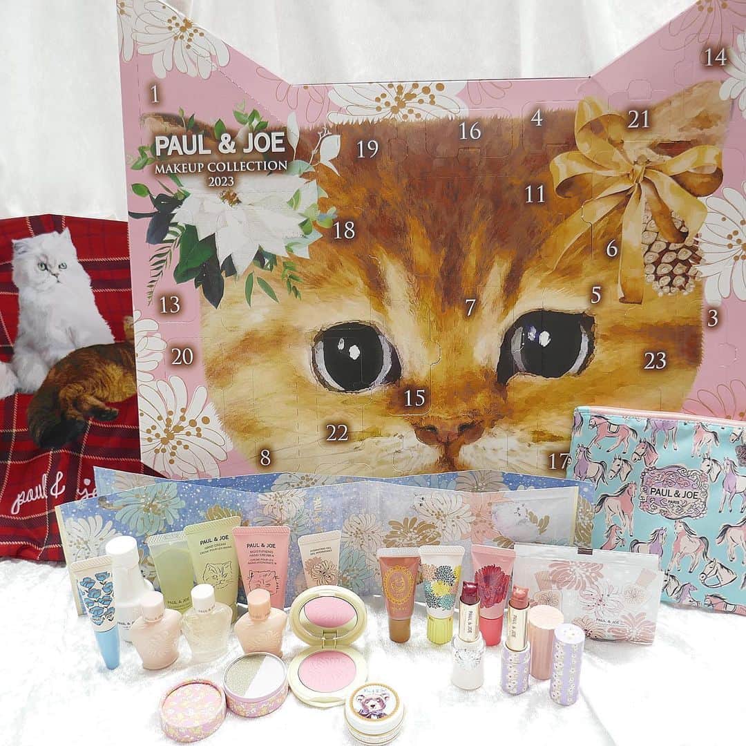 美的 Biteki's official Instagram! さんのインスタグラム写真 - (美的 Biteki's official Instagram! Instagram)「＼ポール ＆ ジョー ボーテのクリスマスコフレ2023情報が届きました！／ ◆画像1〜9枚目 「メイクアップ コレクション 2023」1種 ￥14,300 まずは、アドベントカレンダー型コフレ！第6弾となる今回は、ポール ＆ ジョーの代表的モチーフである猫をテーマに、デザイナー・ソフィーの愛猫 ジブシー＆ヌネットがボックスに大胆にデザインされています。 24個の扉には、気まぐれに、自由に色々な表情を見せるジプシー＆ヌネットのように、気分やシーンによって様々な表情を楽しむことができるメイクアイテムや、大人気のファンデーションプライマー、スキンケア、ボディケア、雑貨まで入り、クリスマスまでの毎日をさらにHAPPYにしてくれること間違いなし！   ＜＜セットアイテムはこちら＞＞ ●ラトゥー エクラ ファンデーション プライマー リミテッド 001（10ml） ●スパークリング ファンデーション プライマー 001（10ml） ●ファンデーション プライマー リミテッド 002（10ml＋パウチ10包） ●ハイドレーティング ジェル（6ml） ●パウダー ブラッシュ リミテッド 002（3g） ●クリーム ブラッシュ リミテッド 002（8g） ●アイカラー リミテッド A 001（3g） ●クリーム アイカラー 005（9g） ●リップ トリートメント バーム リミテッド 006（6g） ●リップグロス リミテッド 007（6g） ●リップスティック リミテッド A 2色（各2.6g） ●リップスティック ケース リミテッド 010 ●リップスティック ケース 001 ●クレンジング ジェル（10g） ●オイル（25ml） ●ハーバル ローション（パウチ10包） ●モイスチュア ローション（パウチ10包） ●ネイル オイル リミテッド 003（4g） ●ハンド クリーム（14g） ●モイスチュアライジング ハンドクリーム N（15g） ●ポーチ（W16×H14cm） ●バッグ（W40×H40cm／持ち手を含むとH59cm）   ◆画像10枚目 「ビューティー ミラー IV」1種 ￥3,080 シンボルモチーフ・クリザンテームを施したおしゃれなデザインと、顔全体が見える使い勝手の良さで人気の「ビューティー ミラー」は、限定カラーで登場！マットピンクと上品なペールトーンのグリーンを纏ったミラーは、のぞき込む姿さえ華やかに演出します。 ホリデーシーズンのワクワク感が高まるフラワープリントの巾着付き♪   ◆画像10枚目 「ふろしき」1種 ￥1,100 カジュアルだけど可愛く、そして想いもちゃんと届けたいというときにおすすめなのがラッピング用ふろしき。 ジプシー＆ヌネットとブランドロゴがプリントされたファブリック素材のふろしきは、ハンカチやランチョンマットなどにリユースも可能です。   その他、くすみのない輝くようなツヤ肌を演出するプライマー「ラトゥー エクラ ファンデーション プライマー N」（SPF20・PA＋＋）の限定ハーフサイズや（15ml ￥2,420）、リボン姿の“おめかしヌネット”がデザインされた「ラッピング ボックス S」（￥330）も登場！ぜひチェックしてみて！   ※すべて税込 ※2023年11月1日（水）限定発売＜10月18日（水）予約開始＞   #ポールアンドジョー#paulandjoe#ポールアンドジョーボーテ#クリスマスコレクション#クリスマスコフレ#クリスマスコフレ2023#ホリデーコレクション#クリスマス#美的クリスマスコフレ#bitekicom#Xmas#アドベントカレンダー#メイク#メイクアップ#コスメ#コスメレポ#スウォッチ#全色スウォッチ#ミラー#ギフト#プレゼント#セット#コフレ#bitekicom#美的クリスマスコフレ2023」9月12日 7時00分 - bitekicom
