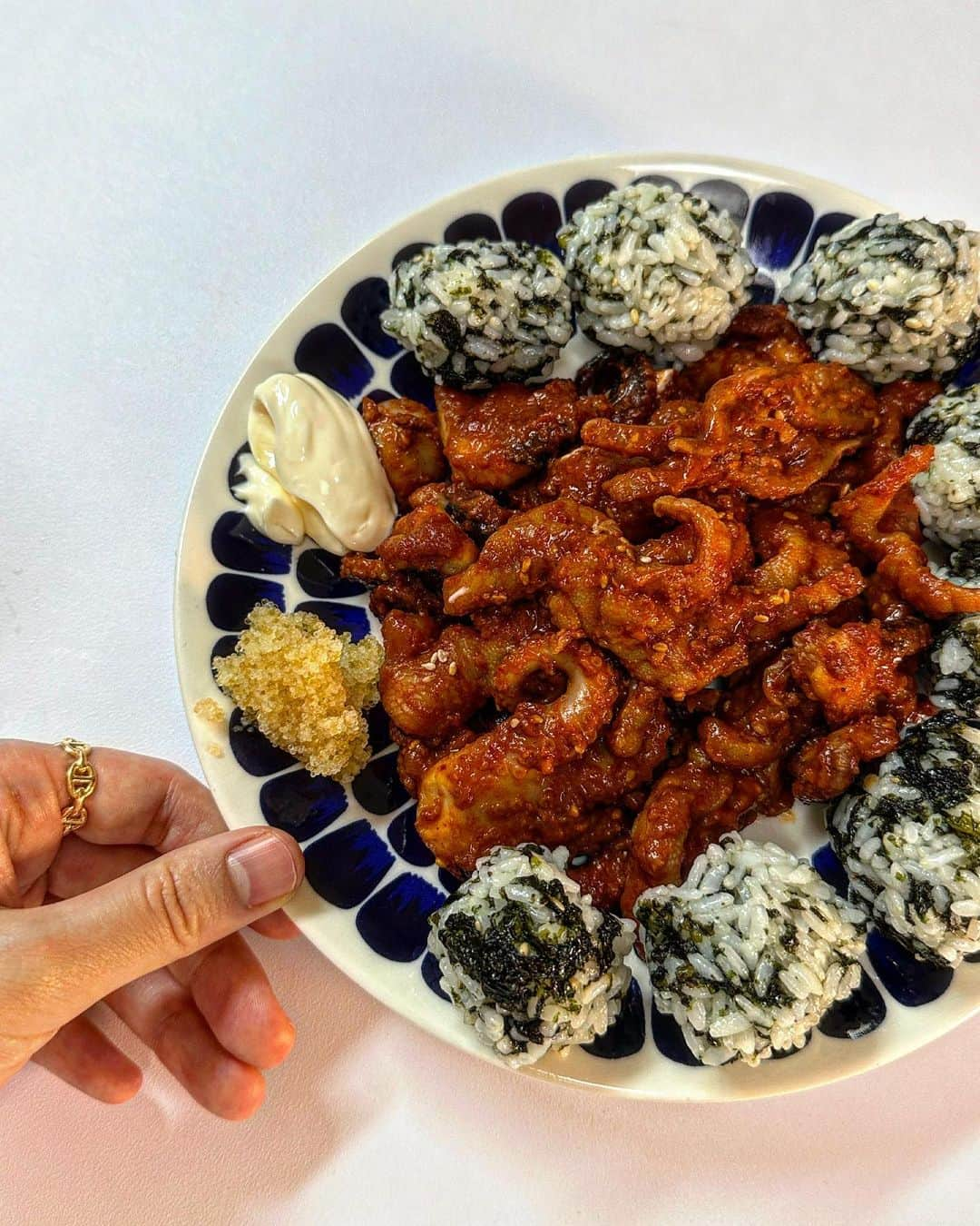 ユ・ボファのインスタグラム：「오늘밤 쭈꾸미,쭈닭발 오떤데😋♥️  그때 먹었던 맛있는 쭈꾸미에 닭발이 추가되어 쭈닭, 그리고 쭈꾸미 먹천재가 나왔어요 히히  🐙먹천재 쭈꾸미는요⁉️ - 크기 : 350g 보통 성인 1.5인분정도 (양은 개인차 있어요! 면사리나 볶음밥까지 같이 드시면 아주 배부르답니다😋) - 매운정도 : 신라면 정도 맵기라서 맛있게 매워요:) 매운거 잘 못드시는 분들도 부담 없이 푸파가능!  🔥보화의 맛있게 먹는 팁🔥 1️⃣마요네즈 찍어드시면 꿀맛! 2️⃣권장조리시간은 5분정도지만 불의 세기에 따라 조절해주세요! 너무 많이 볶으면 다소 질겨질 수 있어요ㅠㅠ 3️⃣깻잎을 함께 넣으시면 깻잎향이 꽤 강해서 따로 싸서 드시는 걸 추천드려요 4️⃣날치알도 구하실 수 있으면 같이 ㄱㄱ 최고의 조합이예요 5️⃣마요네즈 얹어서 김에 싸서 먹는 것도 엄청 맛있어요 6️⃣주먹밥 싸서 곁들이면 최고의 술안주 7️⃣면사리는 라면이나 우동사리 추천! 8️⃣남은 양념에 볶음밥은 국룰!!  😎구매방법은 제 인스타 링크나 네이버 검색창에 이유데이 검색하고 오세용  #공동구매 #이유데이 #먹천재 #쭈꾸미닭발 #쭈꾸미」