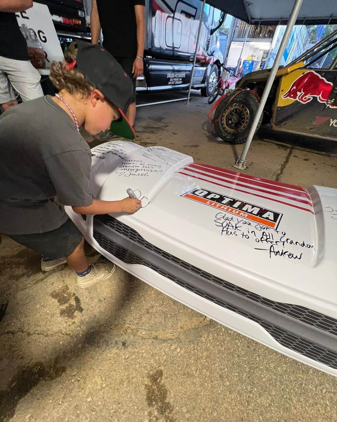 タナー・フォウストのインスタグラム：「Photo dump from Crandon… thanks @yokohamatire !  That first one is @andrewcarlson15 ‘s little man autographing my hood, the first hood I’ve ever kept from a race car! 🙌. Thanks to the whole @carlsonmoto team for a great weekend!」